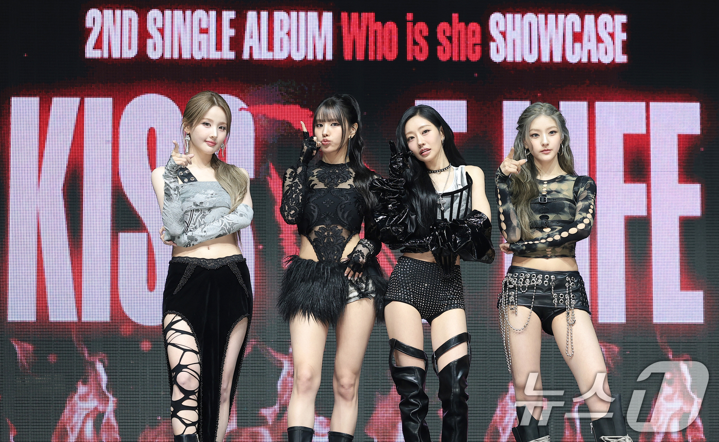 (서울=뉴스1) 권현진 기자 = 그룹 키스오브라이프(KISS OF LIFE)가  6일 서울 용산구 블루스퀘어에서 가진 새 싱글 'Who is she(후 이즈 쉬)‘ 발매 쇼케이스에 …