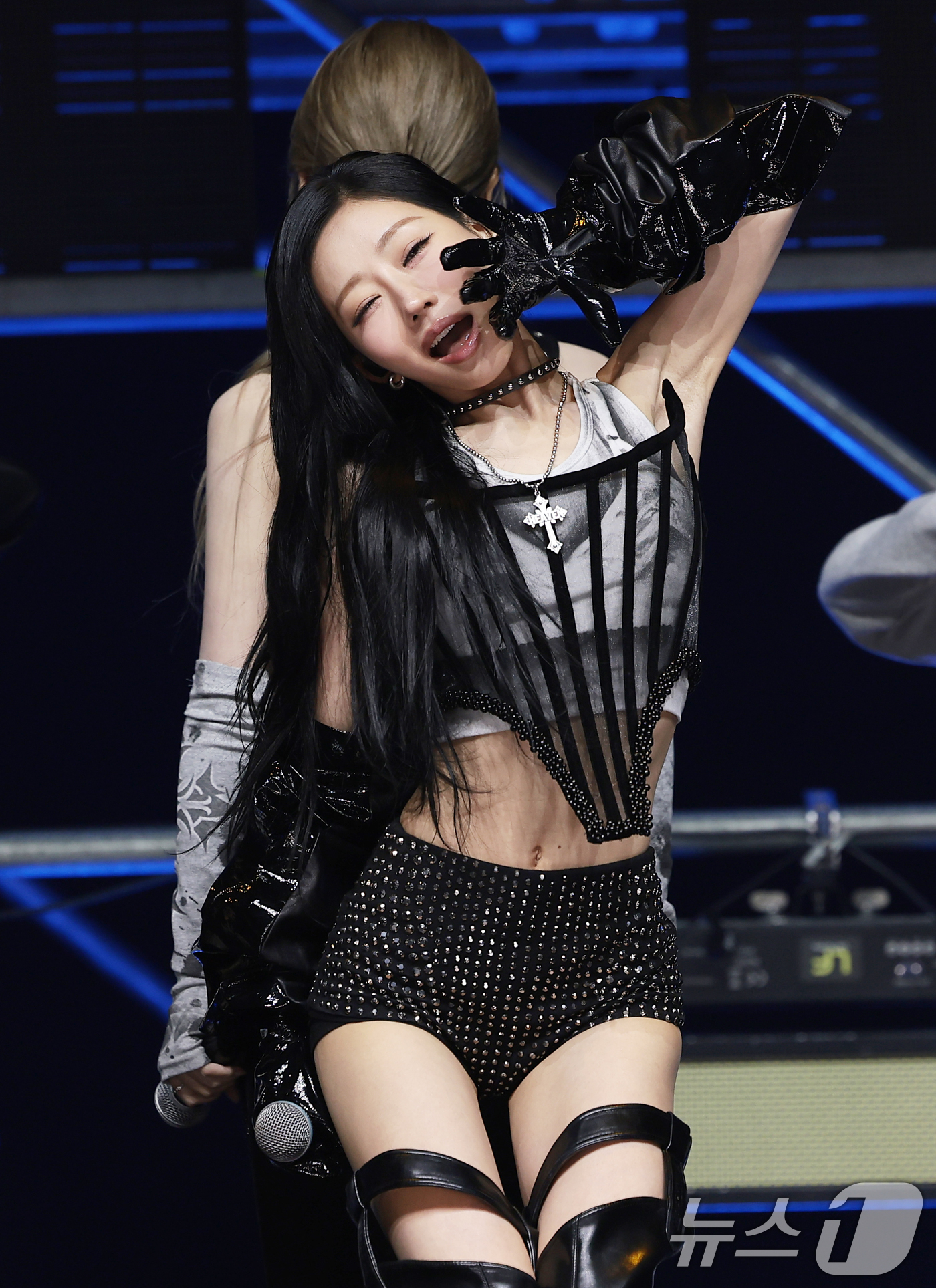 (서울=뉴스1) 권현진 기자 = 그룹 키스오브라이프(KISS OF LIFE) 쥴리가 6일 서울 용산구 블루스퀘어에서 가진 새 싱글 'Who is she(후 이즈 쉬)‘ 발매 쇼케이 …