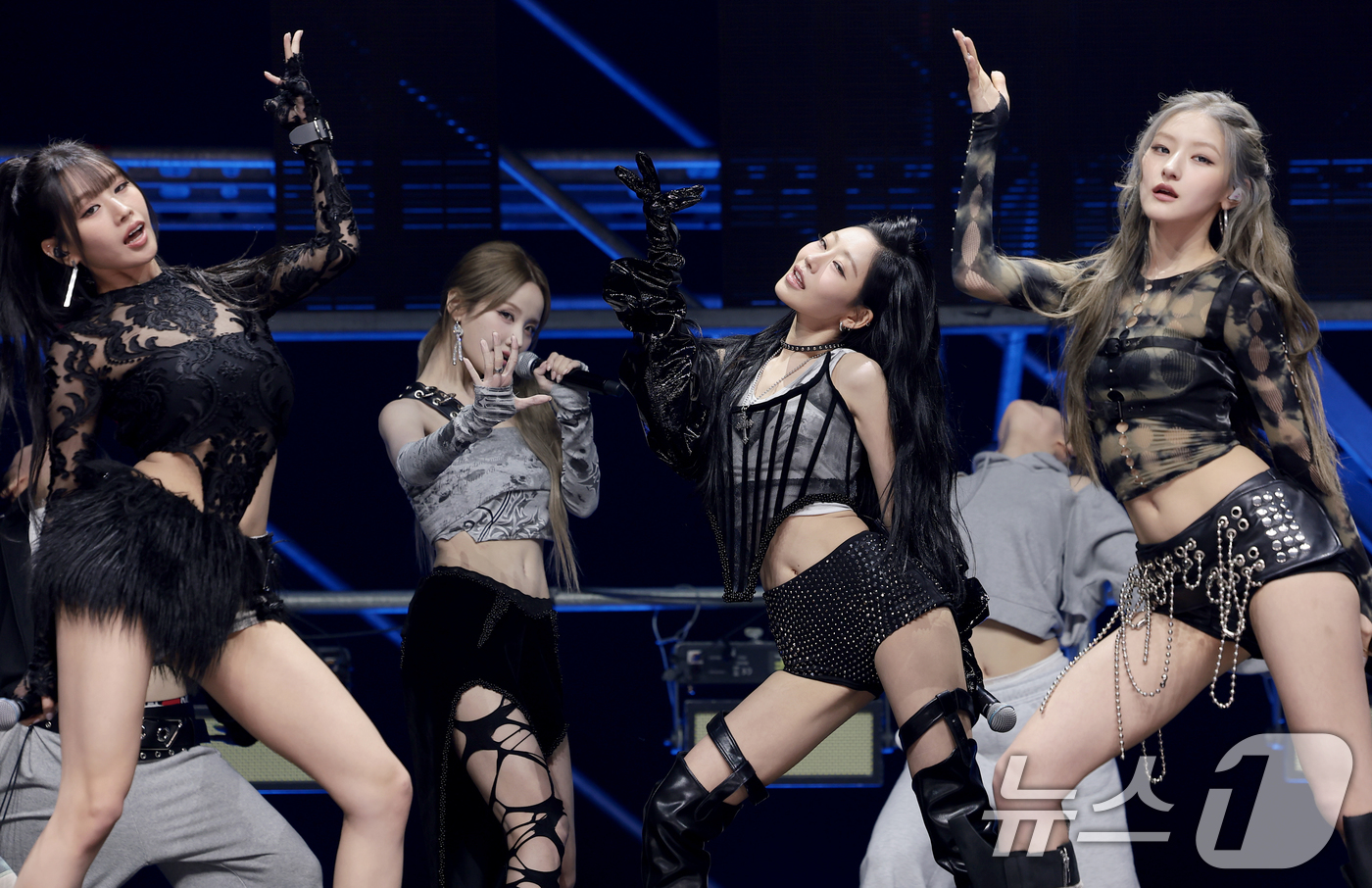 (서울=뉴스1) 권현진 기자 = 그룹 키스오브라이프(KISS OF LIFE) 나띠(왼쪽부터)와 벨, 쥴리, 하늘이 6일 서울 용산구 블루스퀘어에서 가진 새 싱글 'Who is sh …