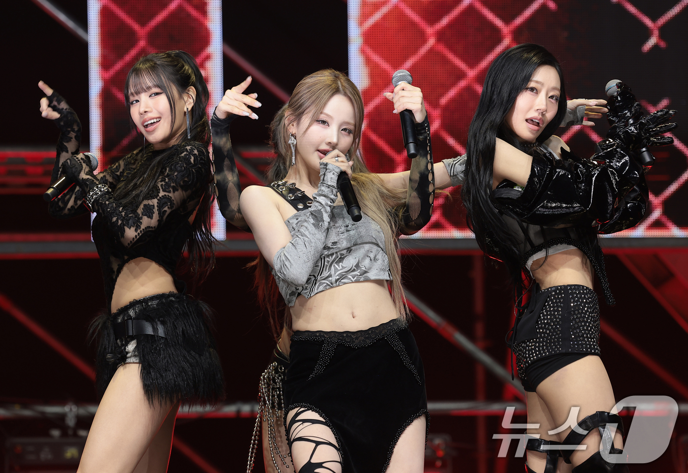 (서울=뉴스1) 권현진 기자 = 그룹 키스오브라이프(KISS OF LIFE) 나띠(왼쪽부터)와 벨, 쥴리가 6일 서울 용산구 블루스퀘어에서 가진 새 싱글 'Who is she(후 …