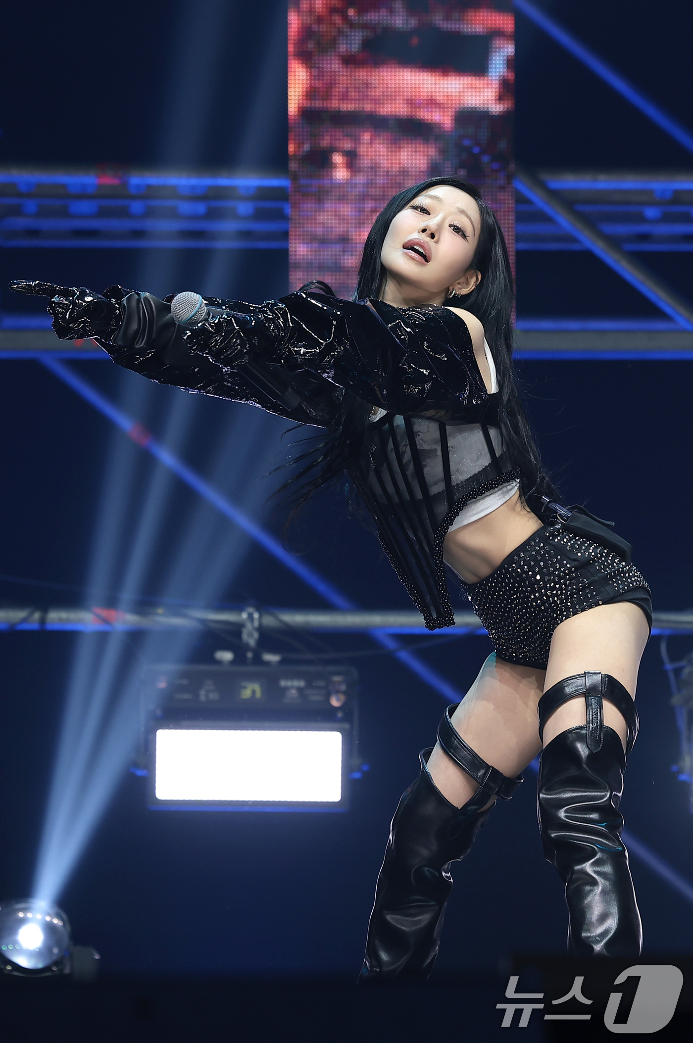 (서울=뉴스1) 권현진 기자 = 그룹 키스오브라이프(KISS OF LIFE) 쥴리가 6일 서울 용산구 블루스퀘어에서 가진 새 싱글 'Who is she(후 이즈 쉬)‘ 발매 쇼케이 …