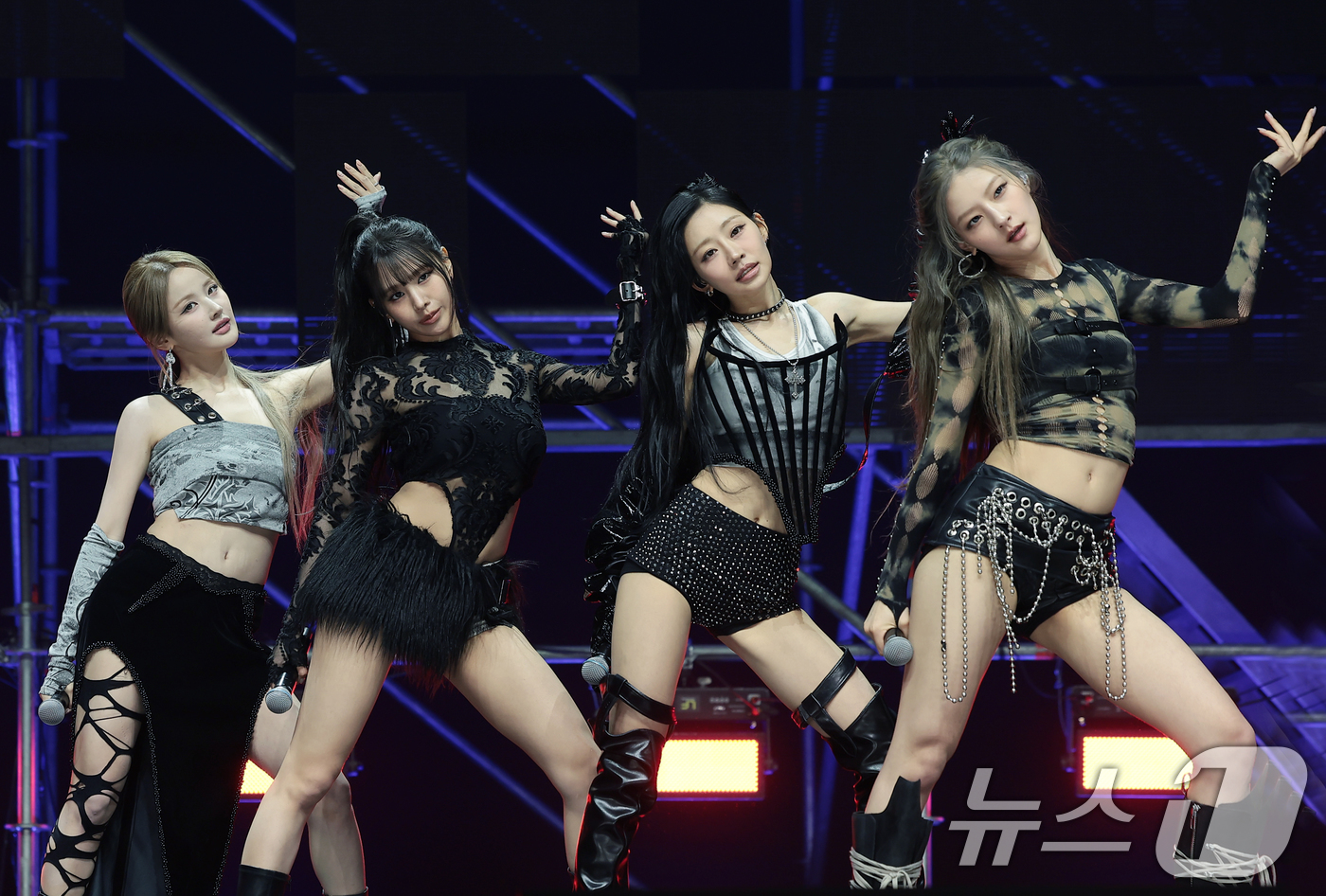 (서울=뉴스1) 권현진 기자 = 그룹 키스오브라이프(KISS OF LIFE) 벨(왼쪽부터)과 나띠, 쥴리, 하늘이 6일 서울 용산구 블루스퀘어에서 가진 새 싱글 'Who is sh …