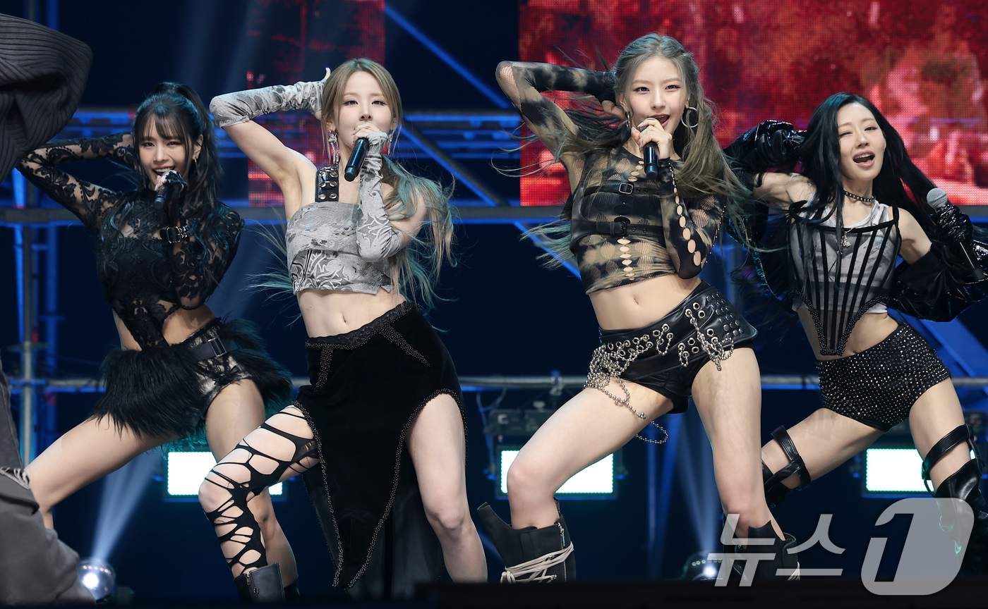 (서울=뉴스1) 권현진 기자 = 그룹 키스오브라이프(KISS OF LIFE)가 6일 서울 용산구 블루스퀘어에서 가진 새 싱글 'Who is she(후 이즈 쉬)‘ 발매 쇼케이스에서 …