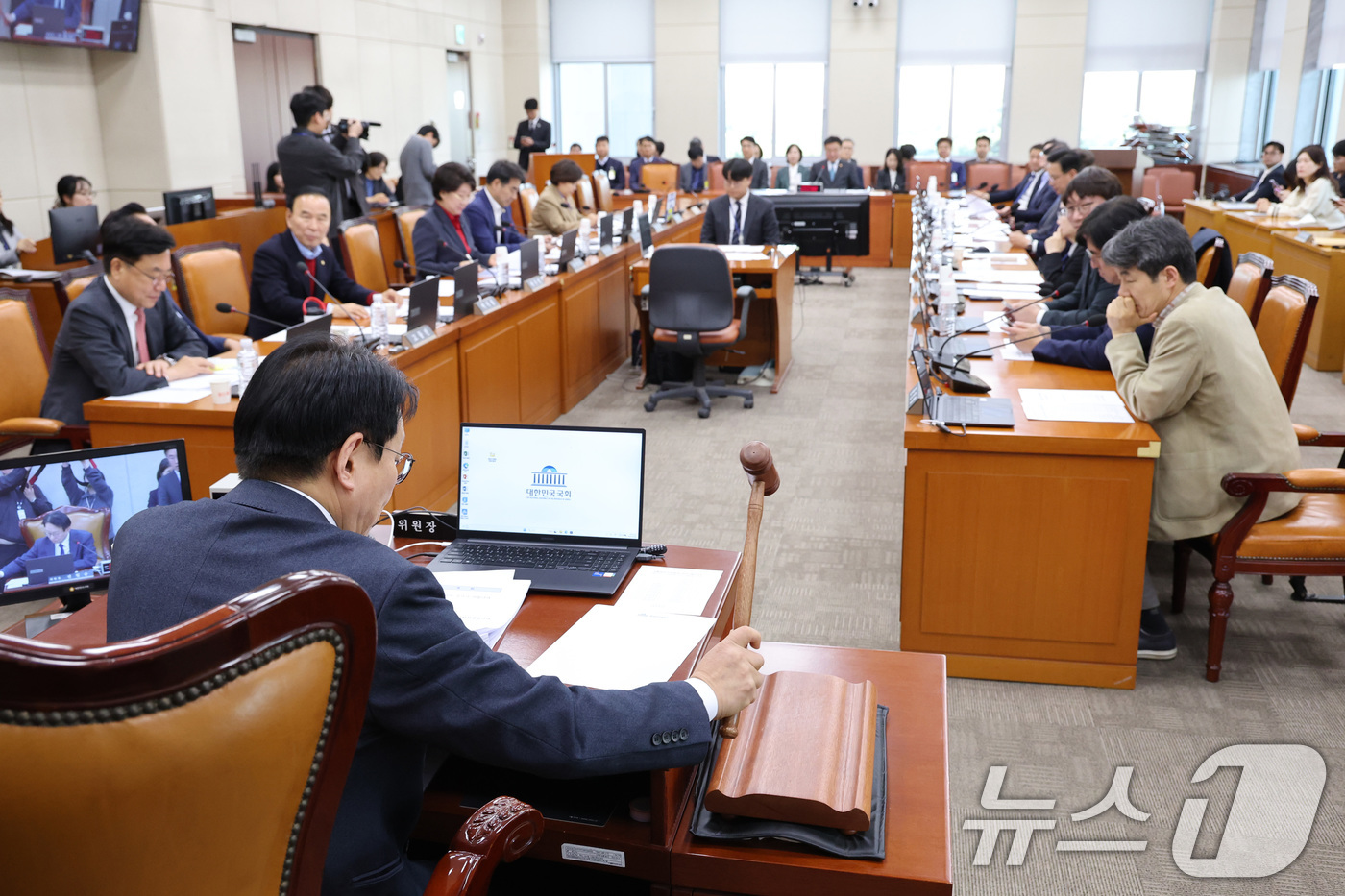 (서울=뉴스1) 신웅수 기자 = 권칠승 위원장이 6일 서울 여의도 국회에서 열린 행정안전위원회 전체회의에서 안건을 상정하고 있다. 2026.4.6/뉴스1