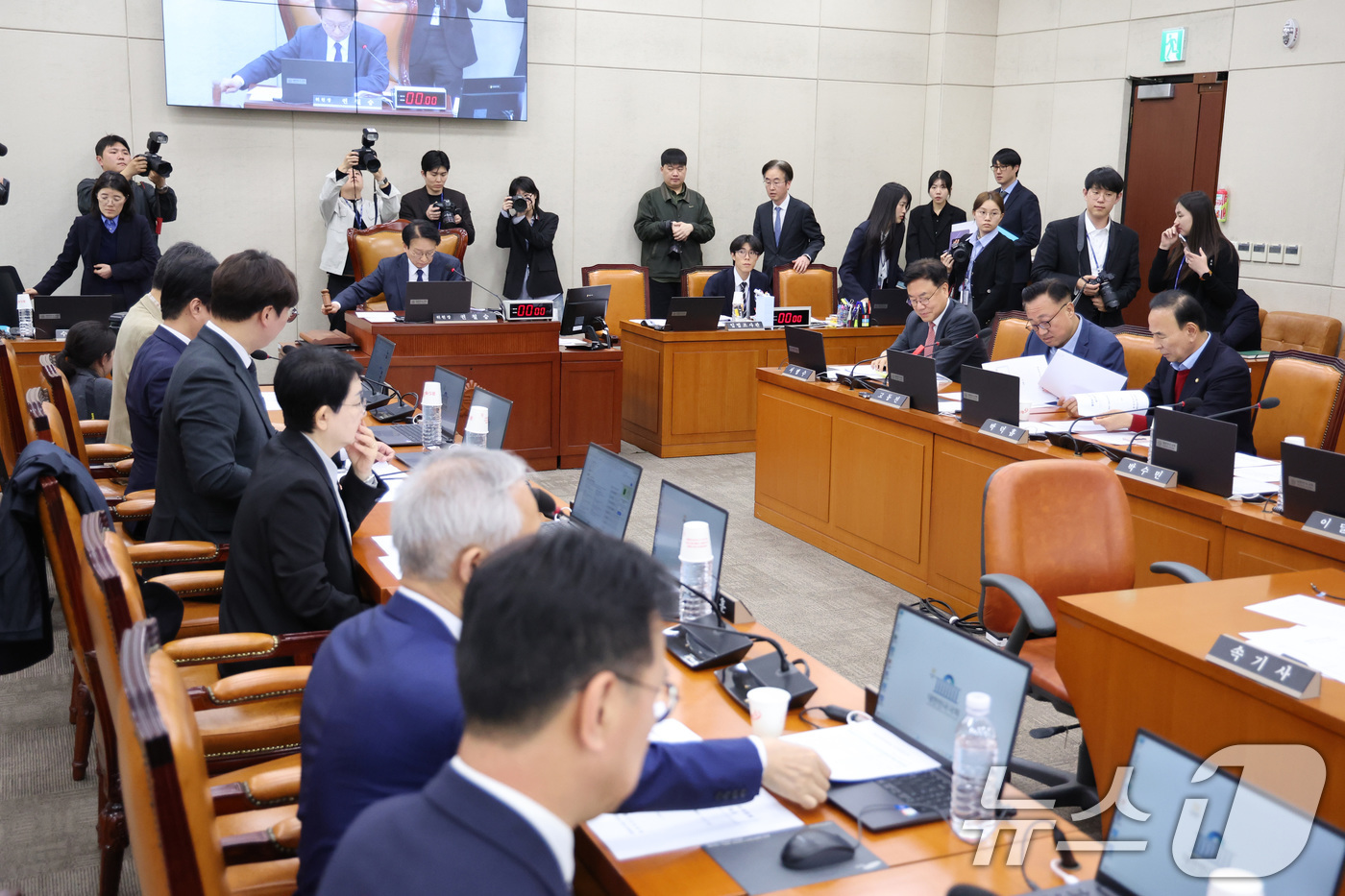 (서울=뉴스1) 신웅수 기자 = 권칠승 위원장이 6일 서울 여의도 국회에서 열린 행정안전위원회 전체회의에서 안건을 상정하고 있다. 2026.4.6/뉴스1