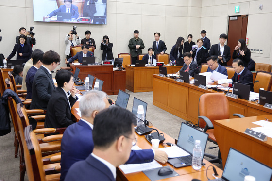 안건 상정하는 권칠승 위원장