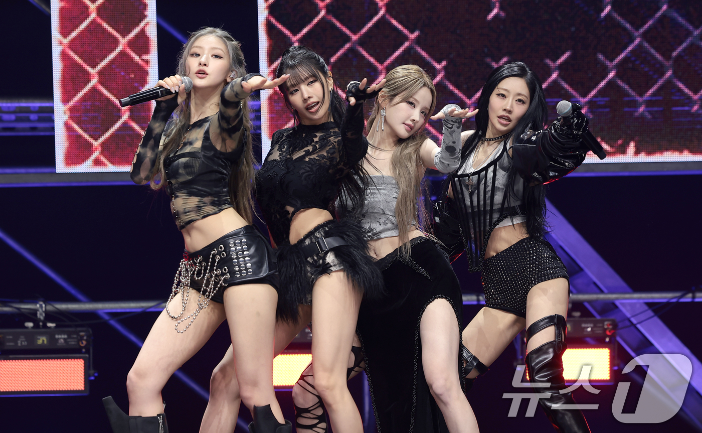 (서울=뉴스1) 권현진 기자 = 그룹 키스오브라이프(KISS OF LIFE) 하늘(왼쪽부터)과 나띠, 벨, 쥴리가 6일 서울 용산구 블루스퀘어에서 가진 새 싱글 'Who is sh …