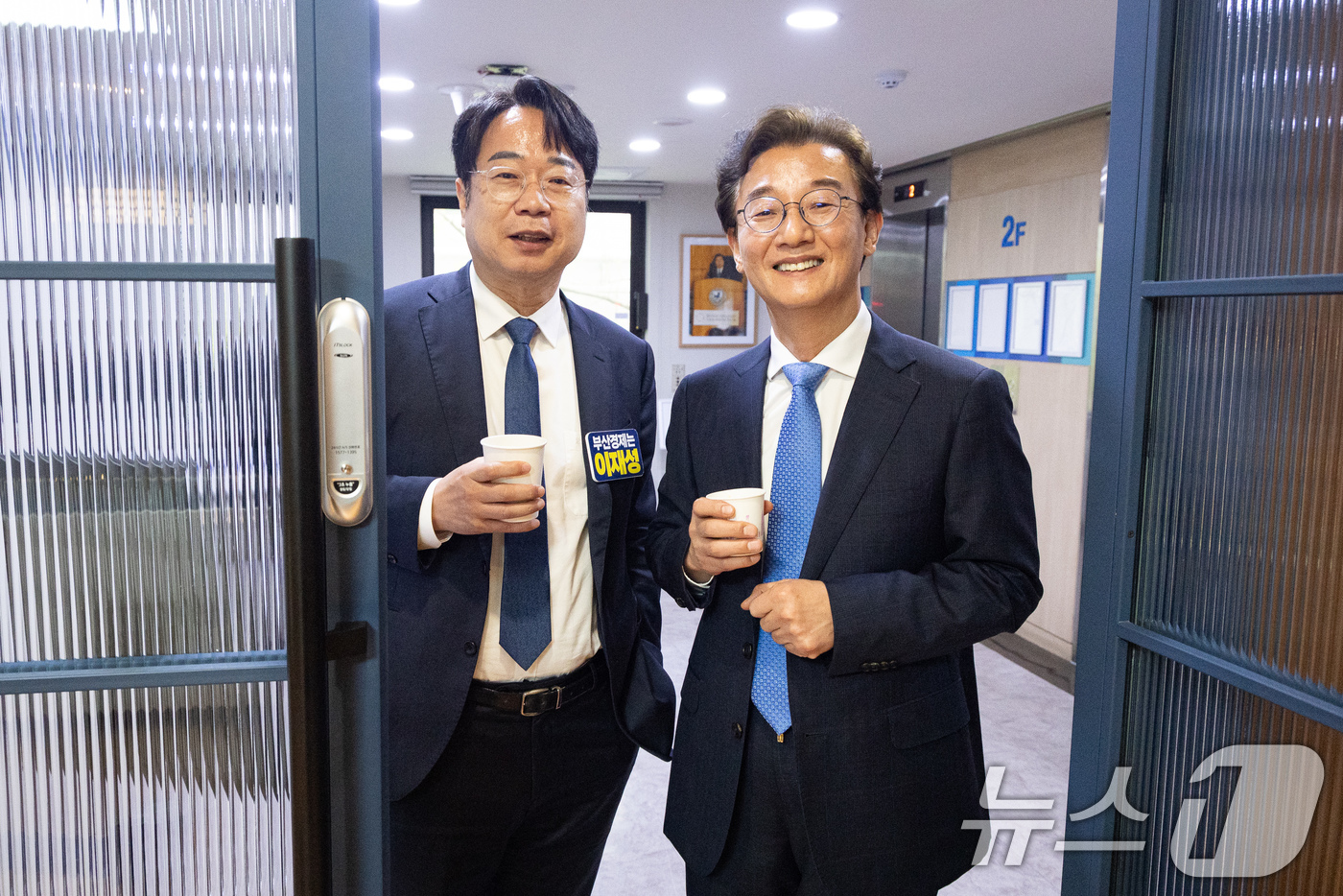 (서울=뉴스1) 유승관 기자 = 전재수(오른쪽), 이재성 더불어민주당 부산광역시장 예비후보가 6일 서울 여의도 중앙당사에서 열린 본경선 합동연설회에 앞서 대화를 나누고 있다. 20 …