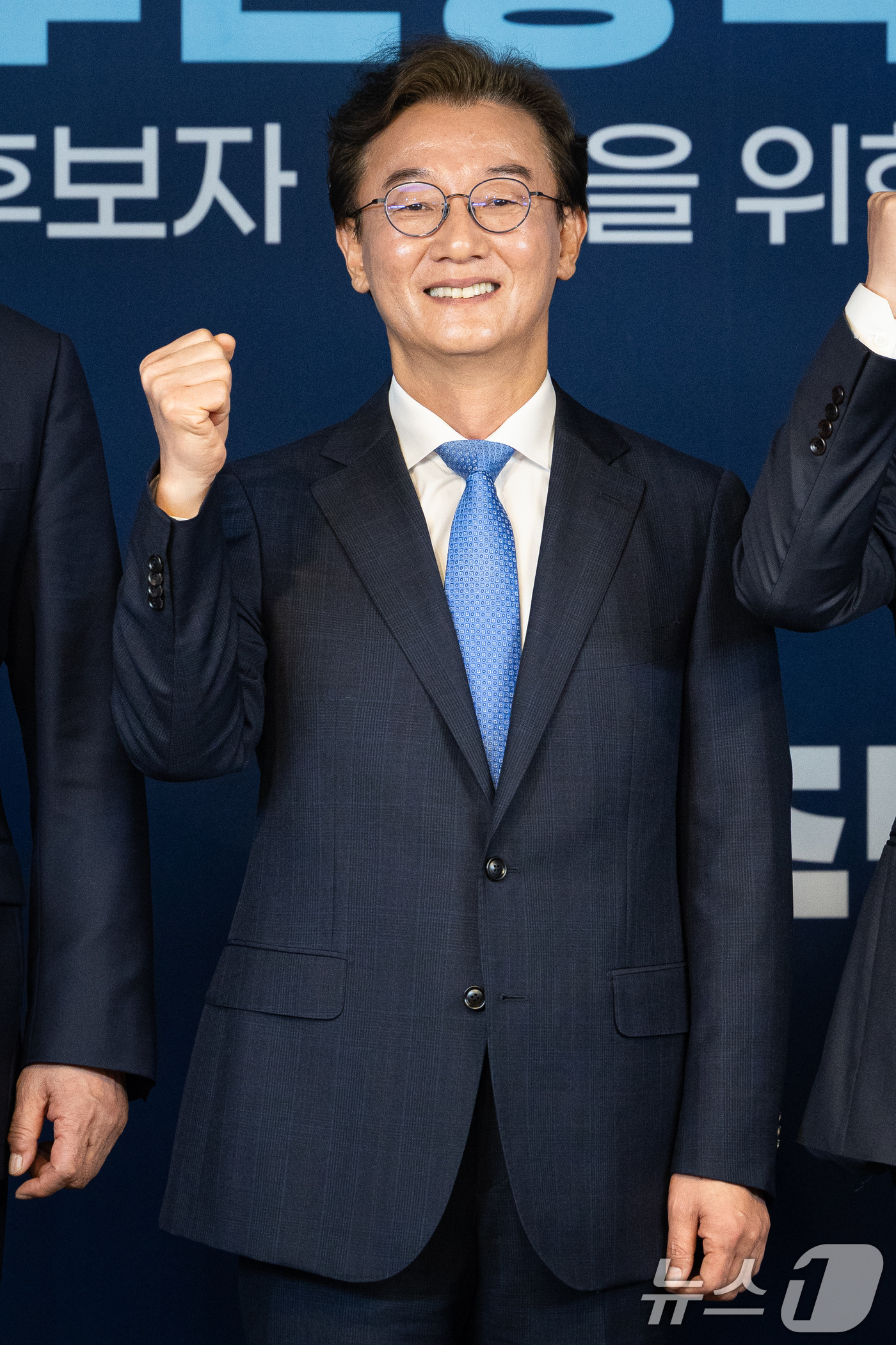 (서울=뉴스1) 유승관 기자 = 전재수 더불어민주당 부산광역시장 예비후보가 6일 서울 여의도 중앙당사에서 열린 본경선 합동연설회에서 기념 촬영을 하고 있다. 2026.4.6/뉴스1 …