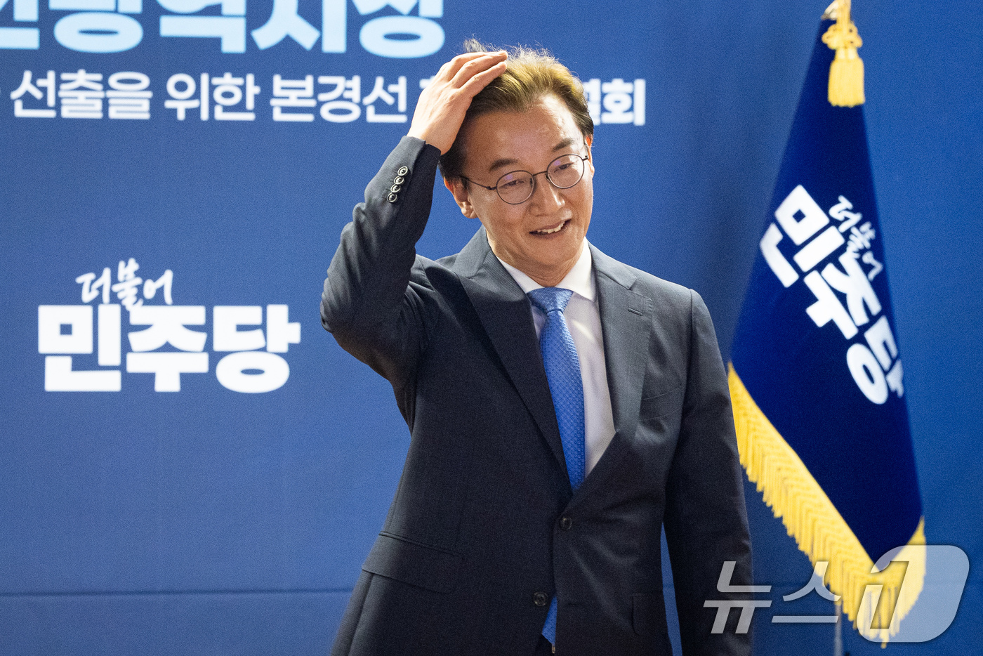 (서울=뉴스1) 유승관 기자 = 전재수 더불어민주당 부산광역시장 예비후보가 6일 서울 여의도 중앙당사에서 열린 본경선 합동연설회에서 기념 촬영 후 자리로 이동하고 있다. 2026. …