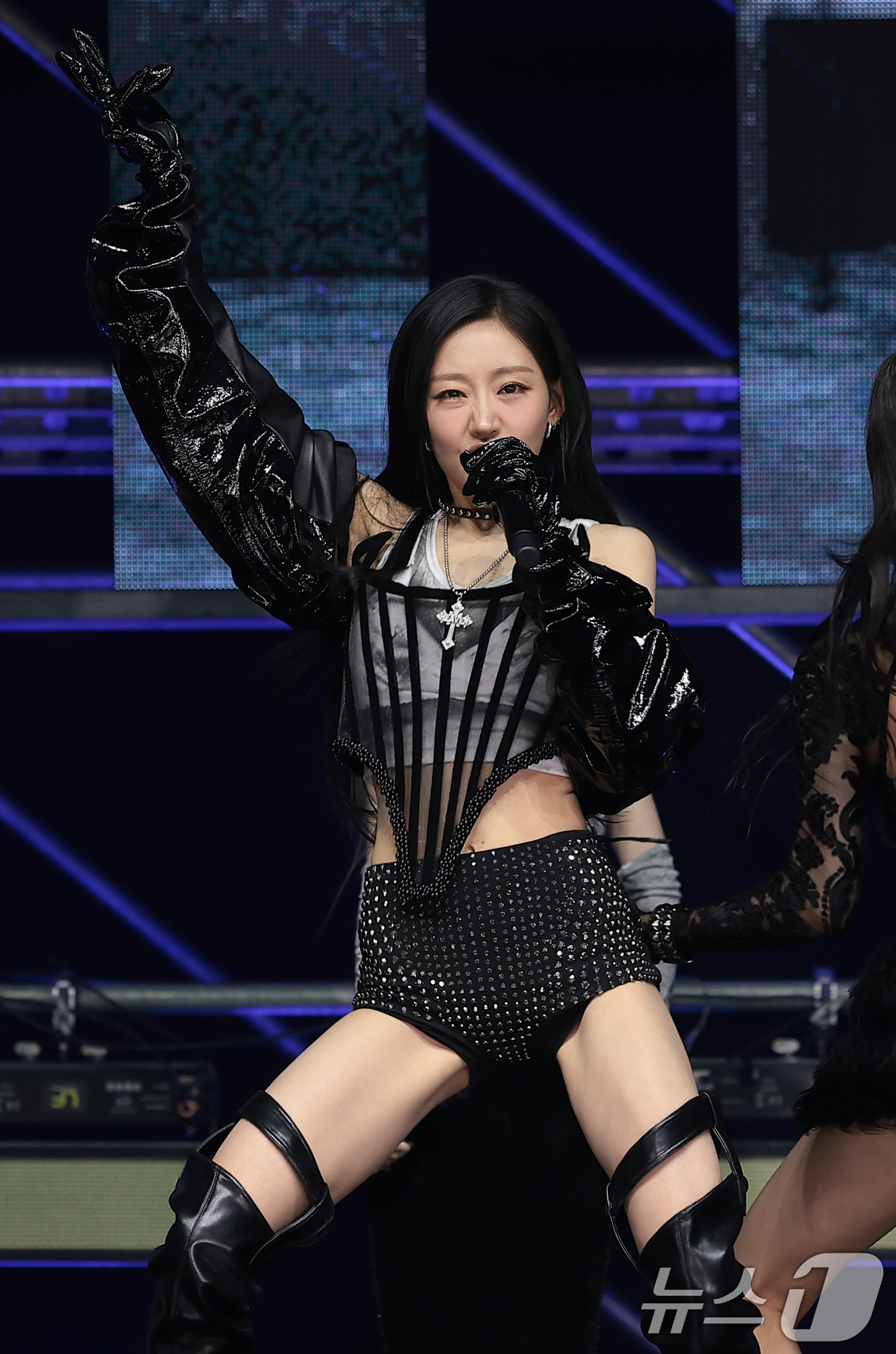 (서울=뉴스1) 권현진 기자 = 그룹 키스오브라이프(KISS OF LIFE) 쥴리가 6일 서울 용산구 블루스퀘어에서 가진 새 싱글 'Who is she(후 이즈 쉬)‘ 발매 쇼케이 …