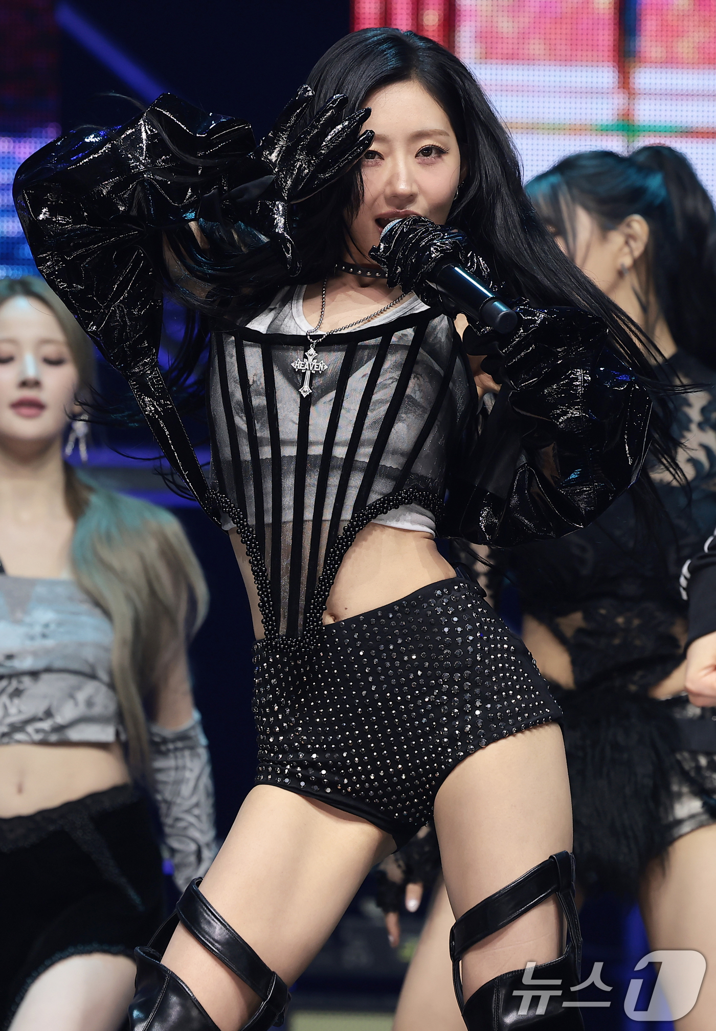 (서울=뉴스1) 권현진 기자 = 그룹 키스오브라이프(KISS OF LIFE) 쥴리가 6일 서울 용산구 블루스퀘어에서 가진 새 싱글 'Who is she(후 이즈 쉬)‘ 발매 쇼케이 …