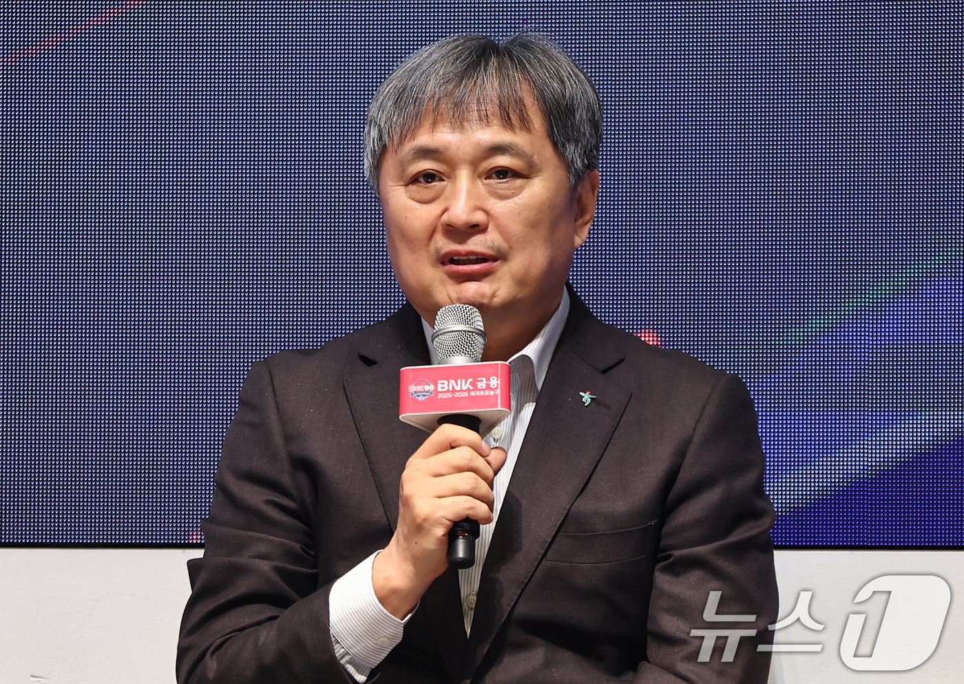 (서울=뉴스1) 김도우 기자 = 하나은행 이상범 감독이 6일 서울 용산구 서울드래곤시티에서 열린 BNK금융 2025-2026 여자프로농구 포스트시즌 미디어데이에서 발언하고 있다. …