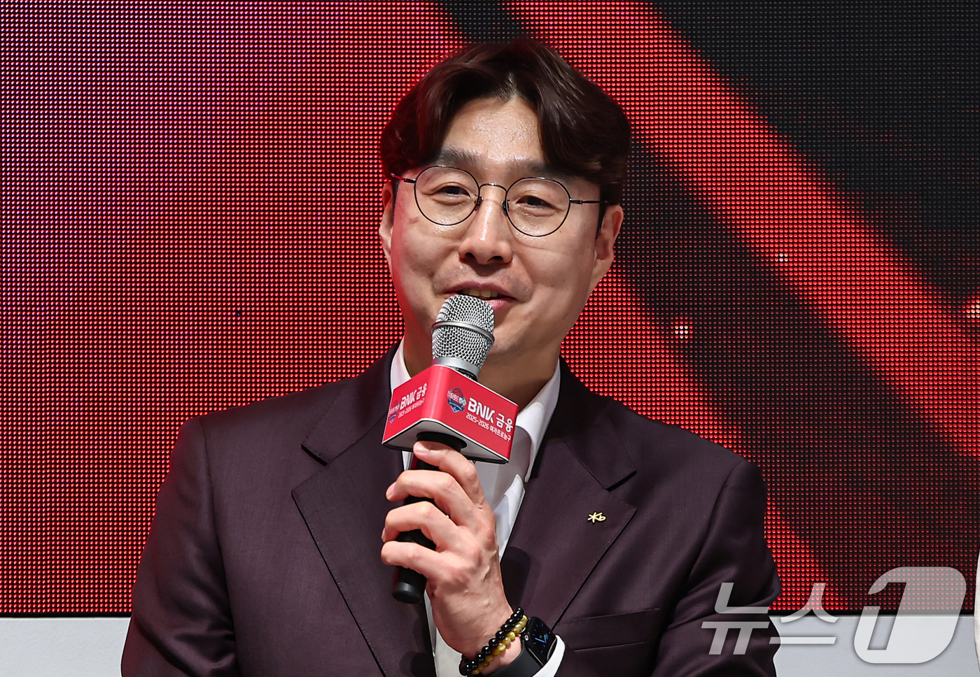 (서울=뉴스1) 김도우 기자 = KB스타즈 김완수 감독이 6일 서울 용산구 서울드래곤시티에서 열린 BNK금융 2025-2026 여자프로농구 포스트시즌 미디어데이에서 발언하고 있다. …