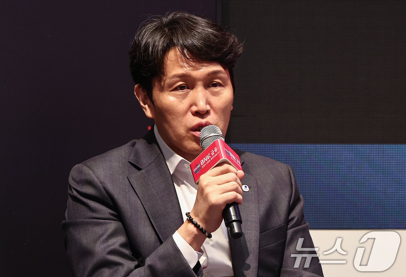 (서울=뉴스1) 김도우 기자 = 우리은행 위성우 감독이 6일 서울 용산구 서울드래곤시티에서 열린 BNK금융 2025-2026 여자프로농구 포스트시즌 미디어데이에서 발언하고 있다. …