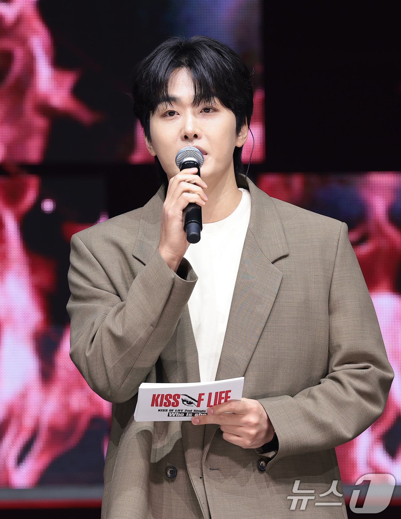 (서울=뉴스1) 권현진 기자 = 조정식 아나운서가 6일 서울 용산구 블루스퀘어에서 열린 그룹 키스오브라이프 새 싱글 'Who is she(후 이즈 쉬)‘ 발매 쇼케이스에서 진행을 …