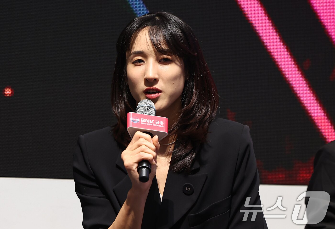 본문 이미지 - 우리은행 김단비가 6일 서울 용산구 서울드래곤시티에서 열린 BNK금융 2025-2026 여자프로농구 포스트시즌 미디어데이에서 발언하고 있다. 2026.4.6 ⓒ 뉴스1 김도우 기자