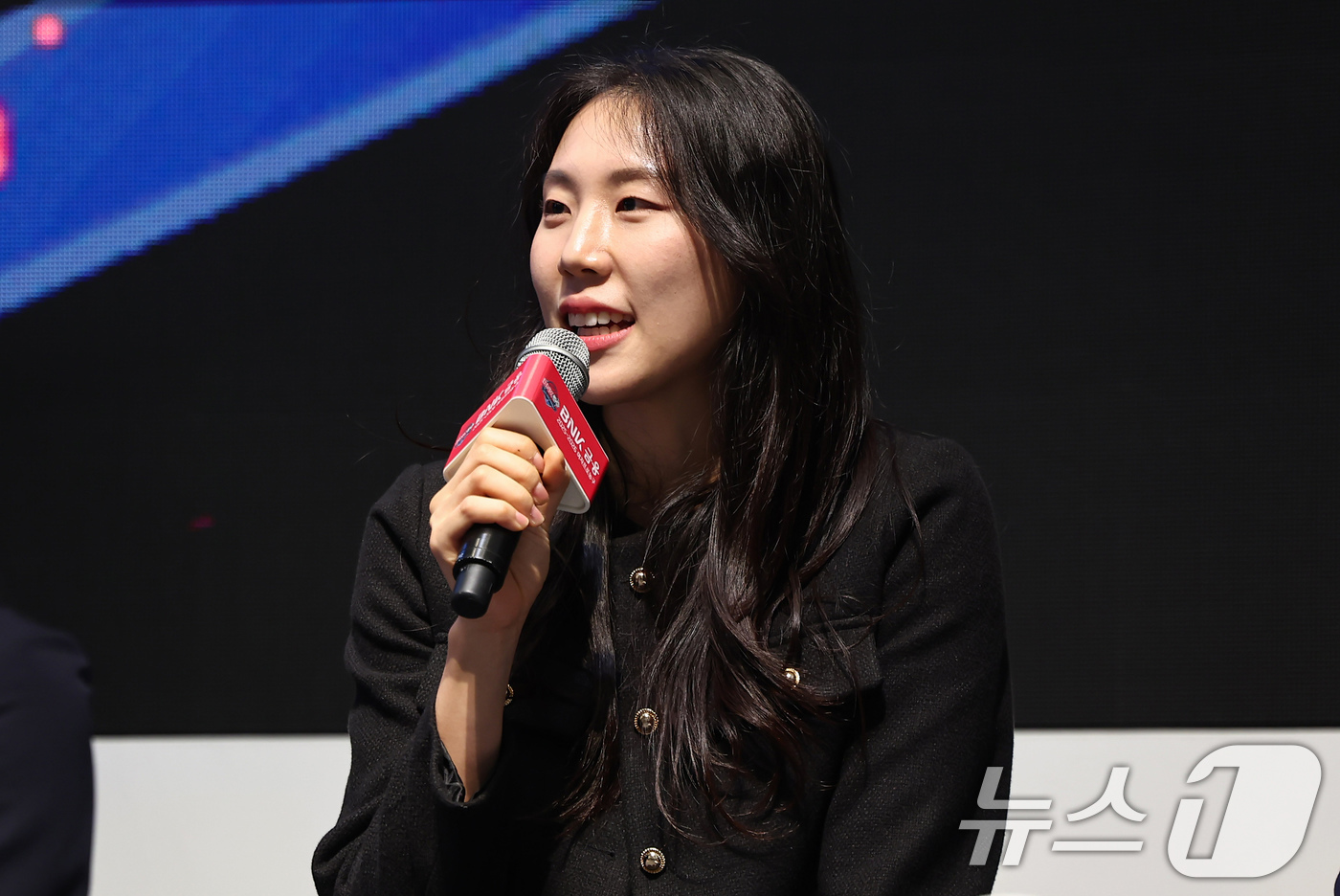 (서울=뉴스1) 김도우 기자 = 삼성생명 강유림이 6일 서울 용산구 서울드래곤시티에서 열린 BNK금융 2025-2026 여자프로농구 포스트시즌 미디어데이에서 발언하고 있다. 202 …