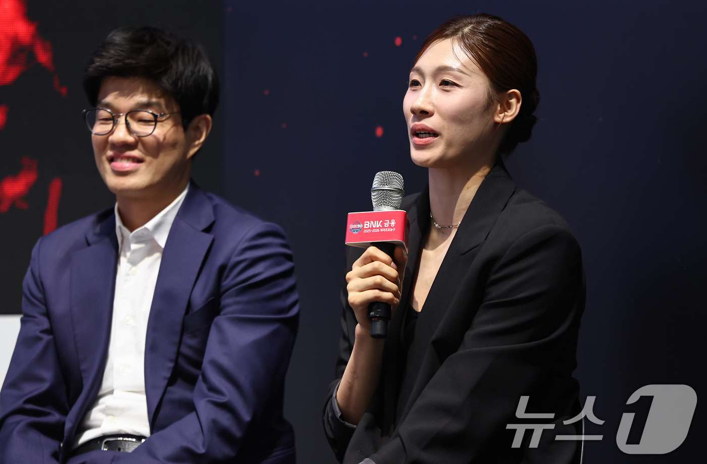 (서울=뉴스1) 김도우 기자 = 삼성생명 이해란이 6일 서울 용산구 서울드래곤시티에서 열린 BNK금융 2025-2026 여자프로농구 포스트시즌 미디어데이에서 발언하고 있다. 202 …