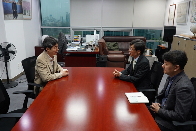 국회 방문한 송상교 진실화해위원장, 위원 구성 논의