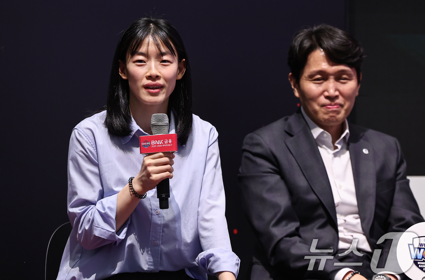 (서울=뉴스1) 김도우 기자 = 우리은행 강계리가 6일 서울 용산구 서울드래곤시티에서 열린 BNK금융 2025-2026 여자프로농구 포스트시즌 미디어데이에서 발언하고 있다. 202 …