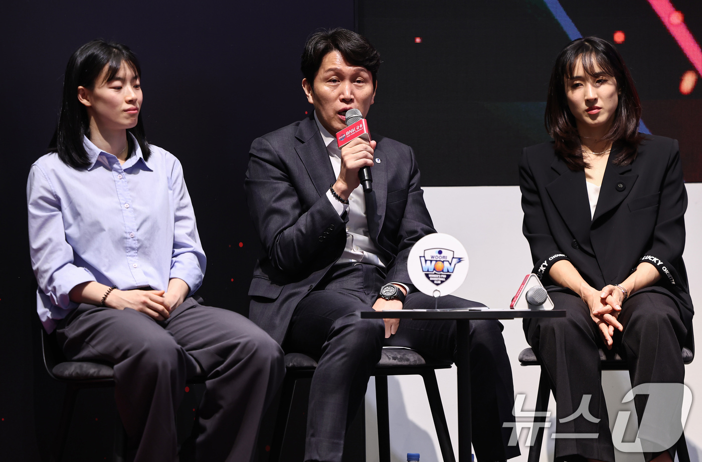 (서울=뉴스1) 김도우 기자 = 우리은행 위성우 감독이 6일 서울 용산구 서울드래곤시티에서 열린 BNK금융 2025-2026 여자프로농구 포스트시즌 미디어데이에서 발언하고 있다. …