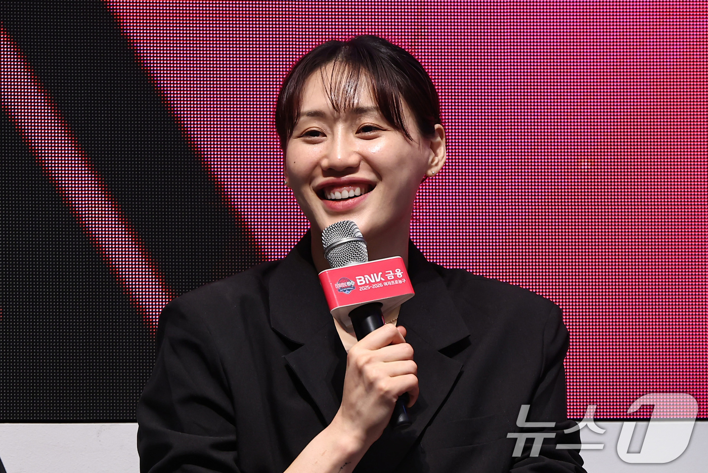 (서울=뉴스1) 김도우 기자 = KB스타즈 강이슬이 6일 서울 용산구 서울드래곤시티에서 열린 BNK금융 2025-2026 여자프로농구 포스트시즌 미디어데이에서 발언하고 있다. 20 …