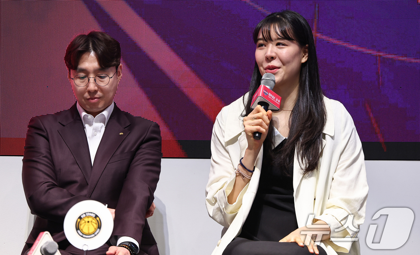 (서울=뉴스1) 김도우 기자 = KB스타즈 박지수가 6일 서울 용산구 서울드래곤시티에서 열린 BNK금융 2025-2026 여자프로농구 포스트시즌 미디어데이에서 발언하고 있다. 20 …