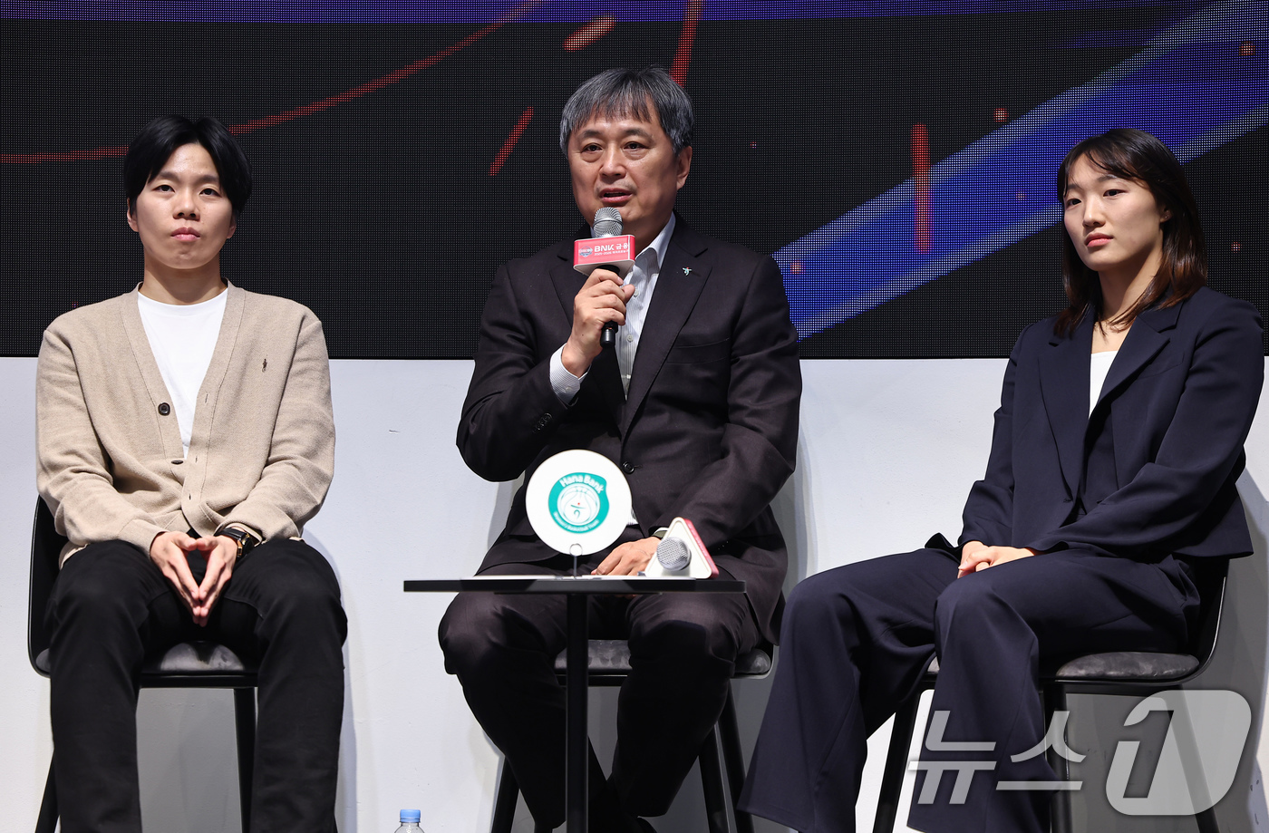 (서울=뉴스1) 김도우 기자 = 하나은행 이상범 감독이 6일 서울 용산구 서울드래곤시티에서 열린 BNK금융 2025-2026 여자프로농구 포스트시즌 미디어데이에서 발언하고 있다. …