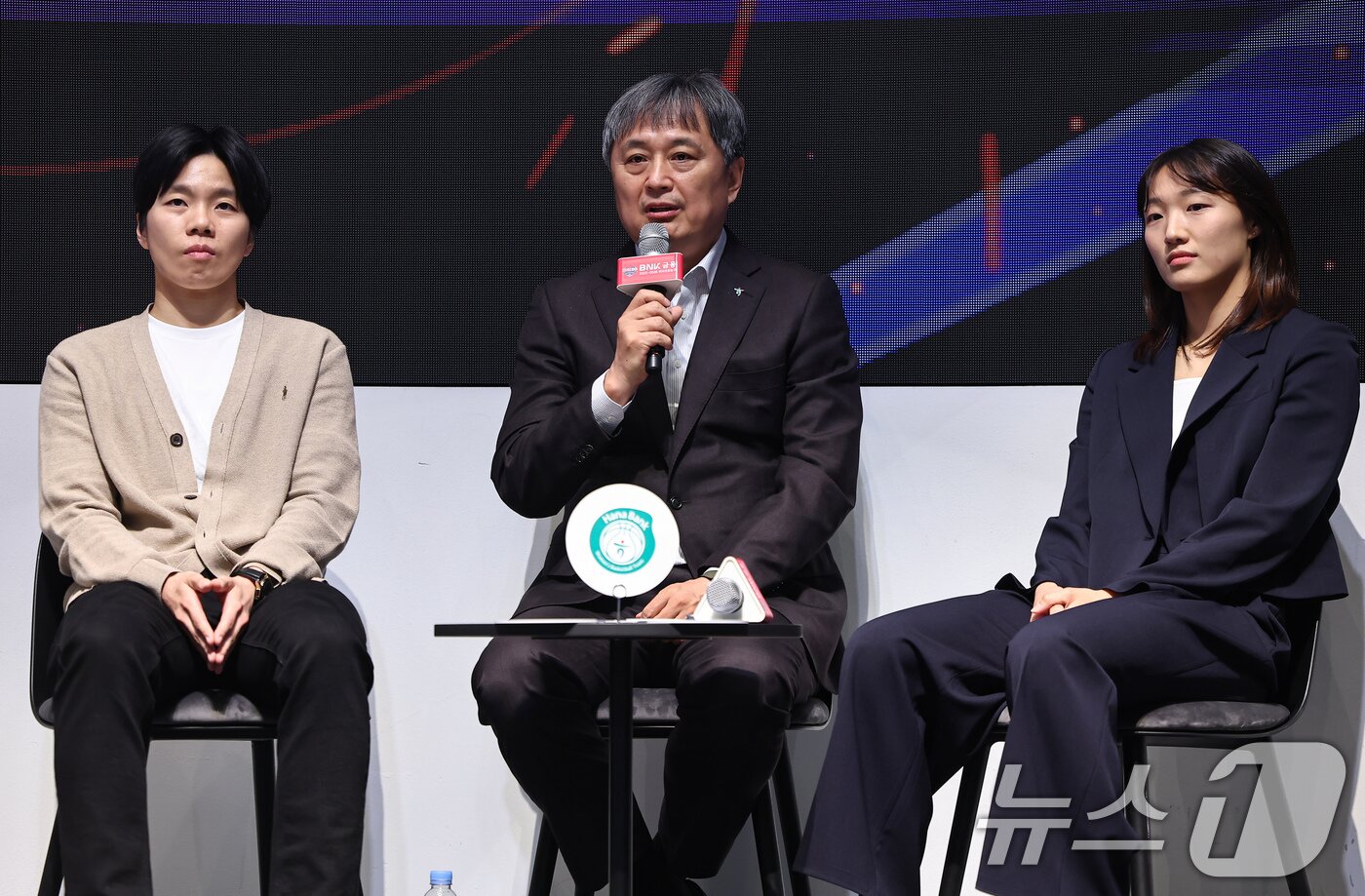 본문 이미지 - 하나은행 이상범 감독이 6일 서울 용산구 서울드래곤시티에서 열린 BNK금융 2025-2026 여자프로농구 포스트시즌 미디어데이에서 발언하고 있다. 2026.4.6 ⓒ 뉴스1 김도우 기자