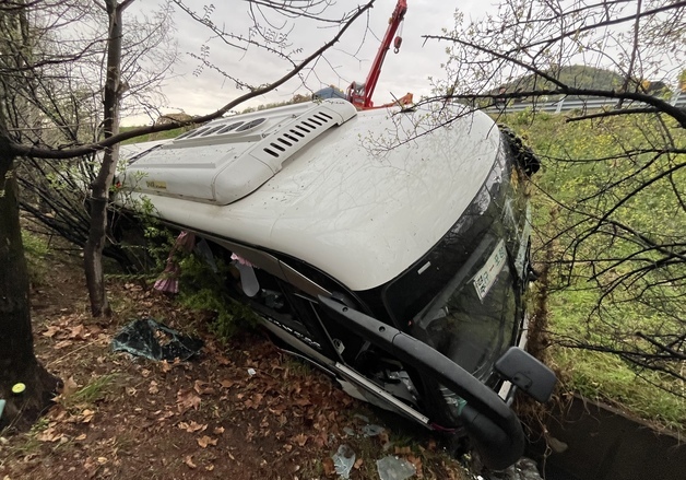 대구 시외버스 가드레일 뚫고 5m 추락…6명 병원 이송