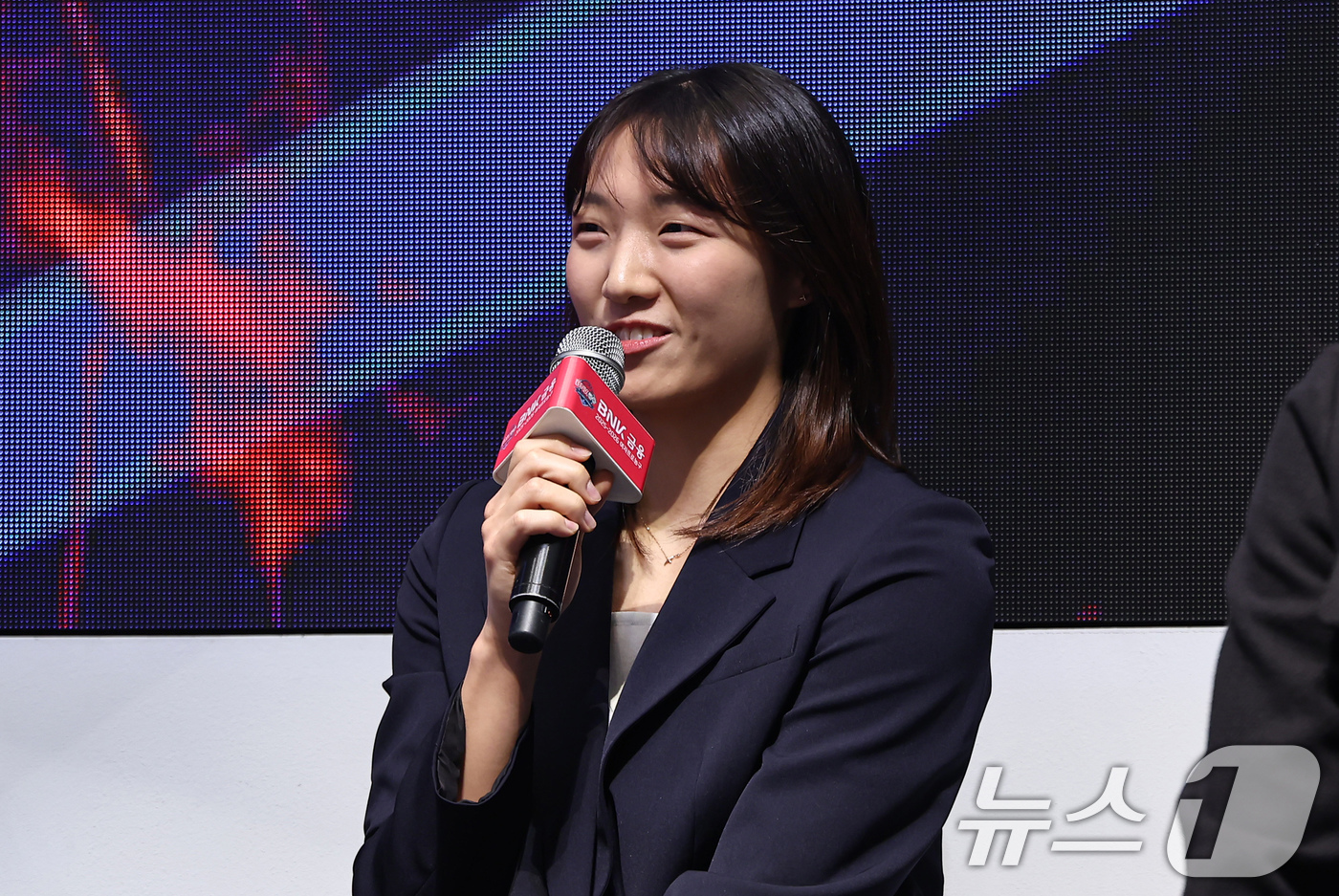 (서울=뉴스1) 김도우 기자 = 하나은행 정예림이 6일 서울 용산구 서울드래곤시티에서 열린 BNK금융 2025-2026 여자프로농구 포스트시즌 미디어데이에서 발언하고 있다. 202 …