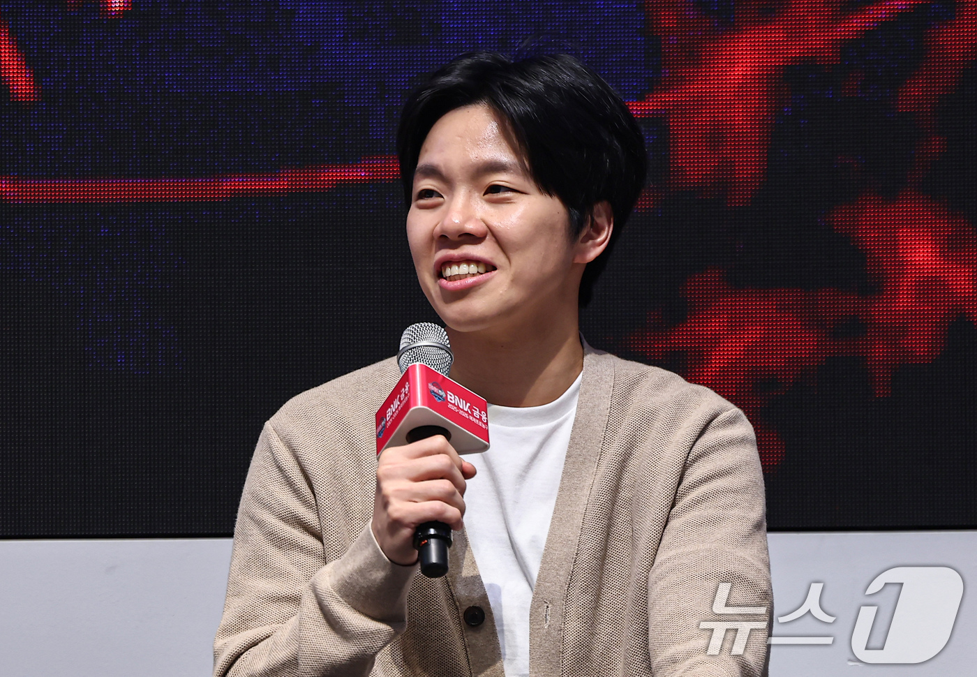 (서울=뉴스1) 김도우 기자 = 하나은행 진안이 6일 서울 용산구 서울드래곤시티에서 열린 BNK금융 2025-2026 여자프로농구 포스트시즌 미디어데이에서 발언하고 있다. 2026 …