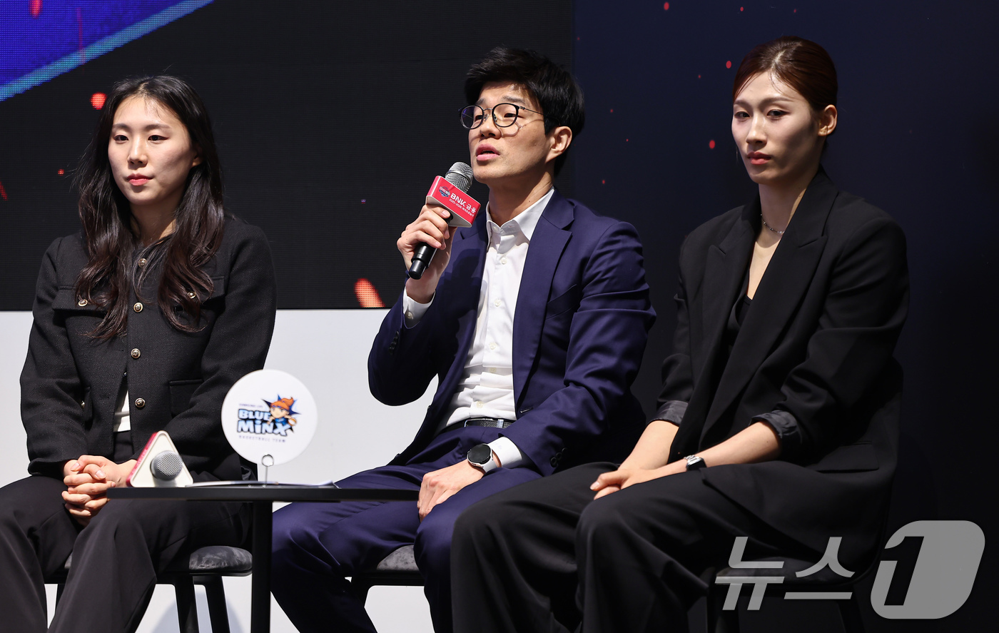 (서울=뉴스1) 김도우 기자 = 삼성생명 하상윤 감독이 6일 서울 용산구 서울드래곤시티에서 열린 BNK금융 2025-2026 여자프로농구 포스트시즌 미디어데이에서 발언하고 있다. …