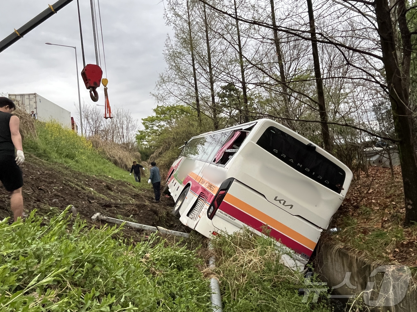 (대구=뉴스1) 공정식 기자 = 6일 오후 4시 10분쯤 대구 북구 팔달동 금호분기점 인근 도로에서 8명이 탑승한 28인승 시외버스 1대가 가드레일을 들이받은 후 5m 아래로 추락 …