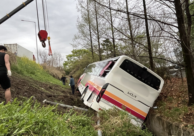 8명 탄 시외버스 가드레일 뚫고 5m 아래로 추락…6명 병원 이송