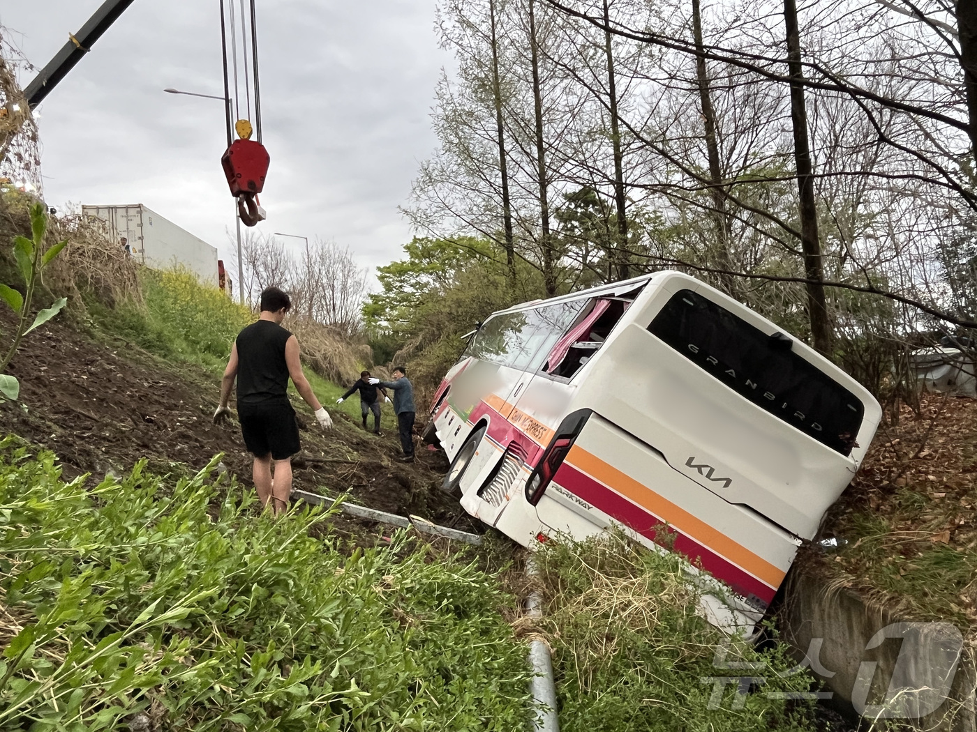 (대구=뉴스1) 공정식 기자 = 6일 오후 4시 10분쯤 대구 북구 팔달동 금호분기점 인근 도로에서 8명이 탑승한 28인승 시외버스 1대가 가드레일을 들이받은 후 5m 아래로 추락 …