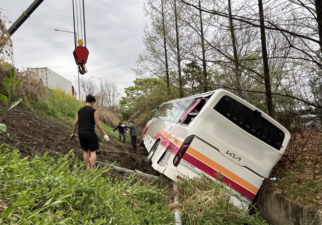 8명 탄 시외버스 가드레일 뚫고 5m 아래로 추락…6명 병원 이송