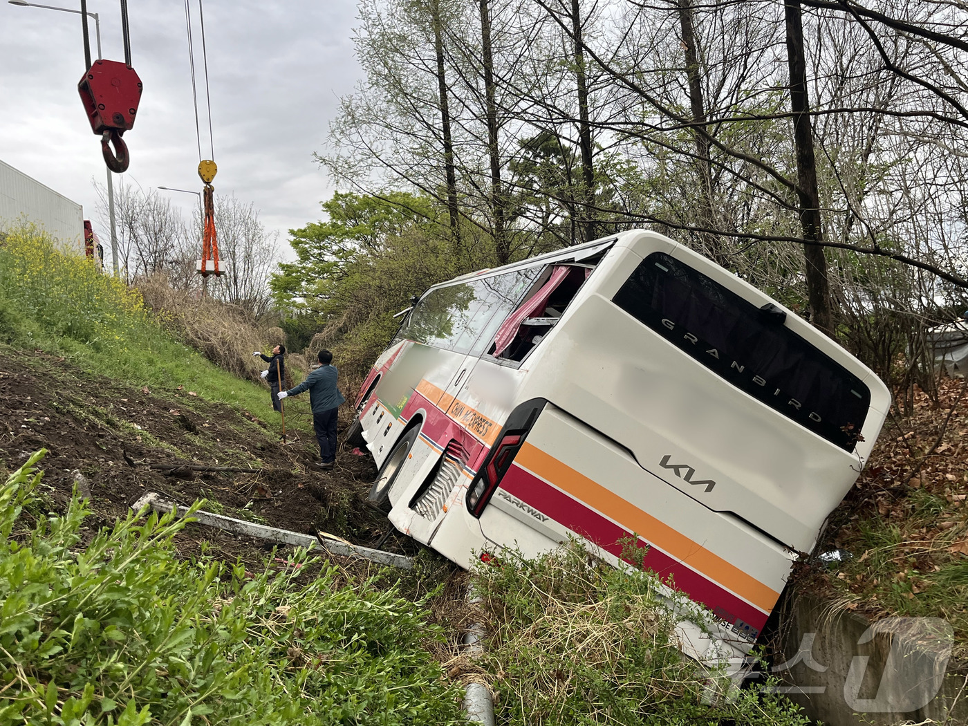 (대구=뉴스1) 공정식 기자 = 6일 오후 4시 10분쯤 대구 북구 팔달동 금호분기점 인근 도로에서 8명이 탑승한 28인승 시외버스 1대가 가드레일을 들이받은 후 5m 아래로 추락 …