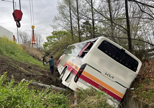 8명 탄 시외버스 가드레일 뚫고 5m 아래로 추락…6명 병원 이송