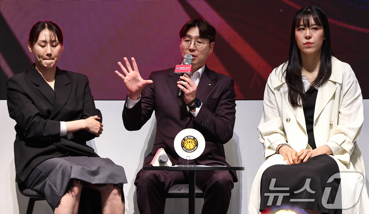 (서울=뉴스1) 김도우 기자 = KB스타즈 김완수 감독이 6일 서울 용산구 서울드래곤시티에서 열린 BNK금융 2025-2026 여자프로농구 포스트시즌 미디어데이에서 발언하고 있다. …