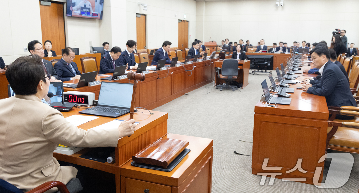 (서울=뉴스1) 이승배 기자 = 6일 서울 여의도 국회에서 열린 제434회국회(임시회) 재정경제기획위원회 제1차 전체회의에서 임이자 위원장이 의사진행을 하고 있다. 2026.4.6 …