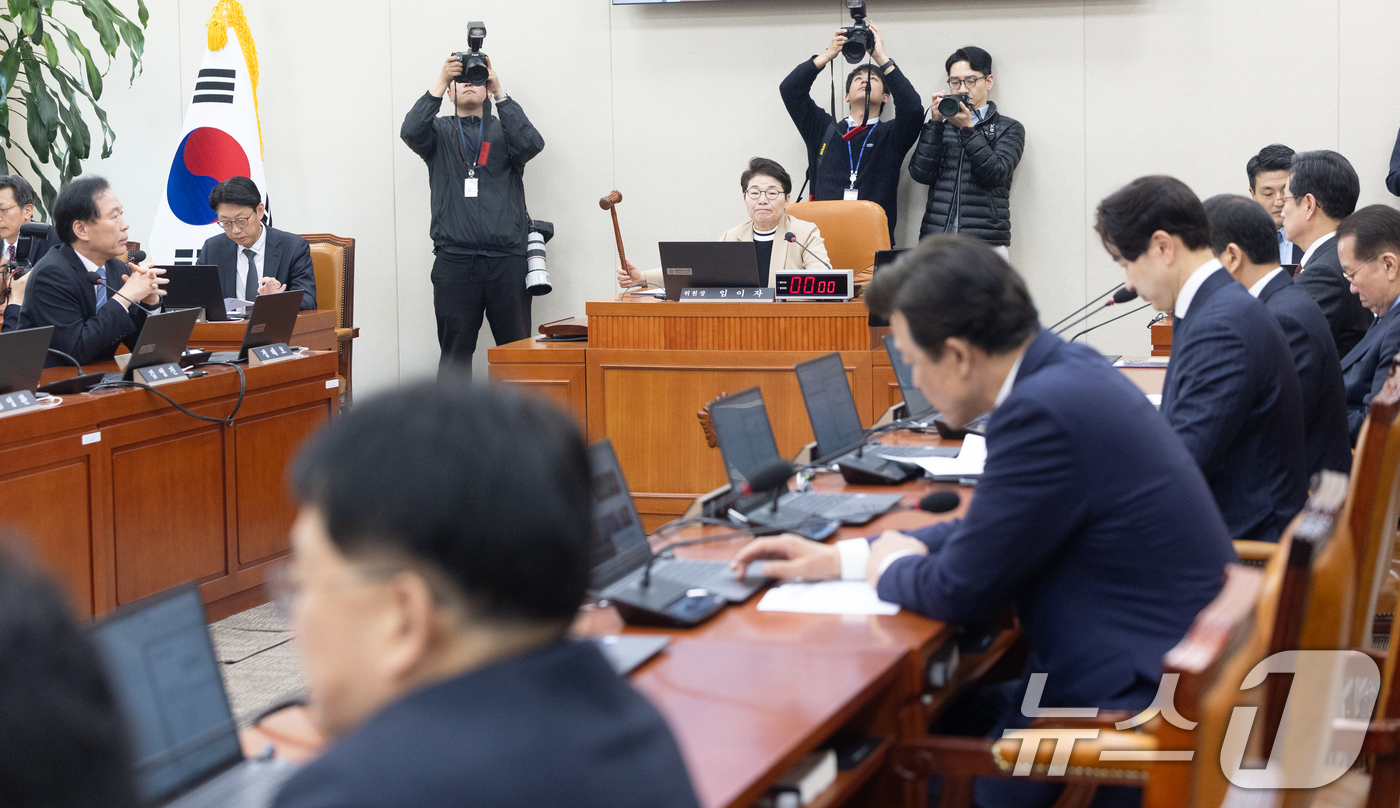 (서울=뉴스1) 이승배 기자 = 6일 서울 여의도 국회에서 열린 제434회국회(임시회) 재정경제기획위원회 제1차 전체회의에서 임이자 위원장이 의사진행을 하고 있다. 2026.4.6 …