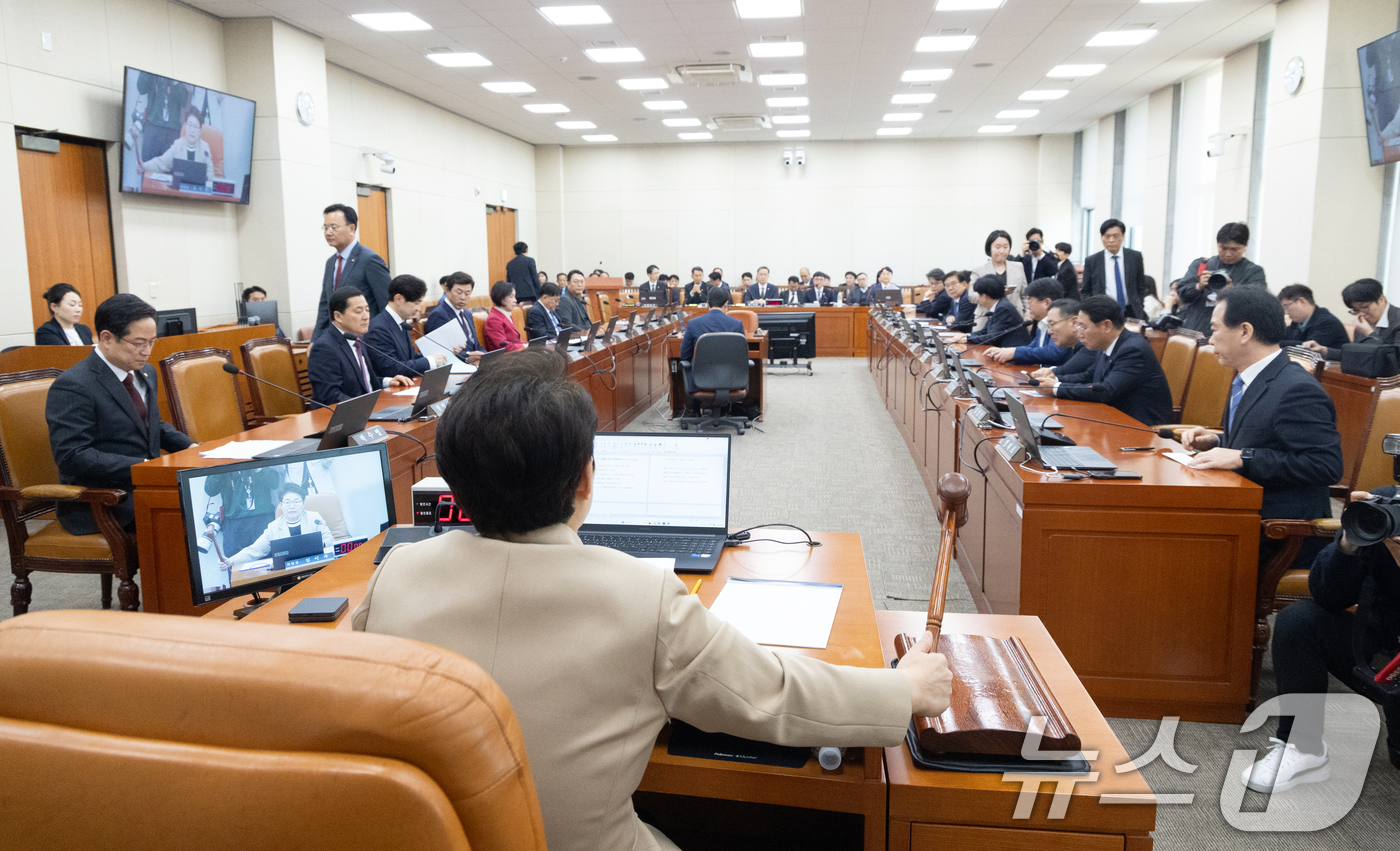 (서울=뉴스1) 이승배 기자 = 6일 서울 여의도 국회에서 열린 제434회국회(임시회) 재정경제기획위원회 제1차 전체회의에서 임이자 위원장이 정회를 선포하고 있다. 2026.4.6 …