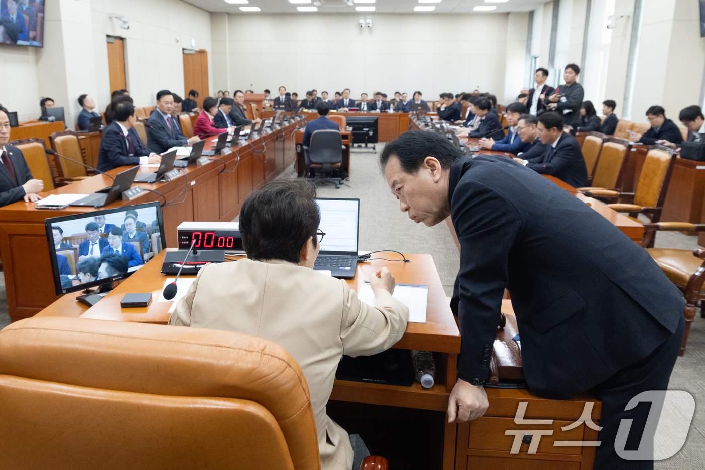 (서울=뉴스1) 이승배 기자 = 6일 서울 여의도 국회에서 열린 제434회국회(임시회) 재정경제기획위원회 제1차 전체회의에서 임이자 위원장이 정태호 여당 간사와 대화하고 있다. 2 …