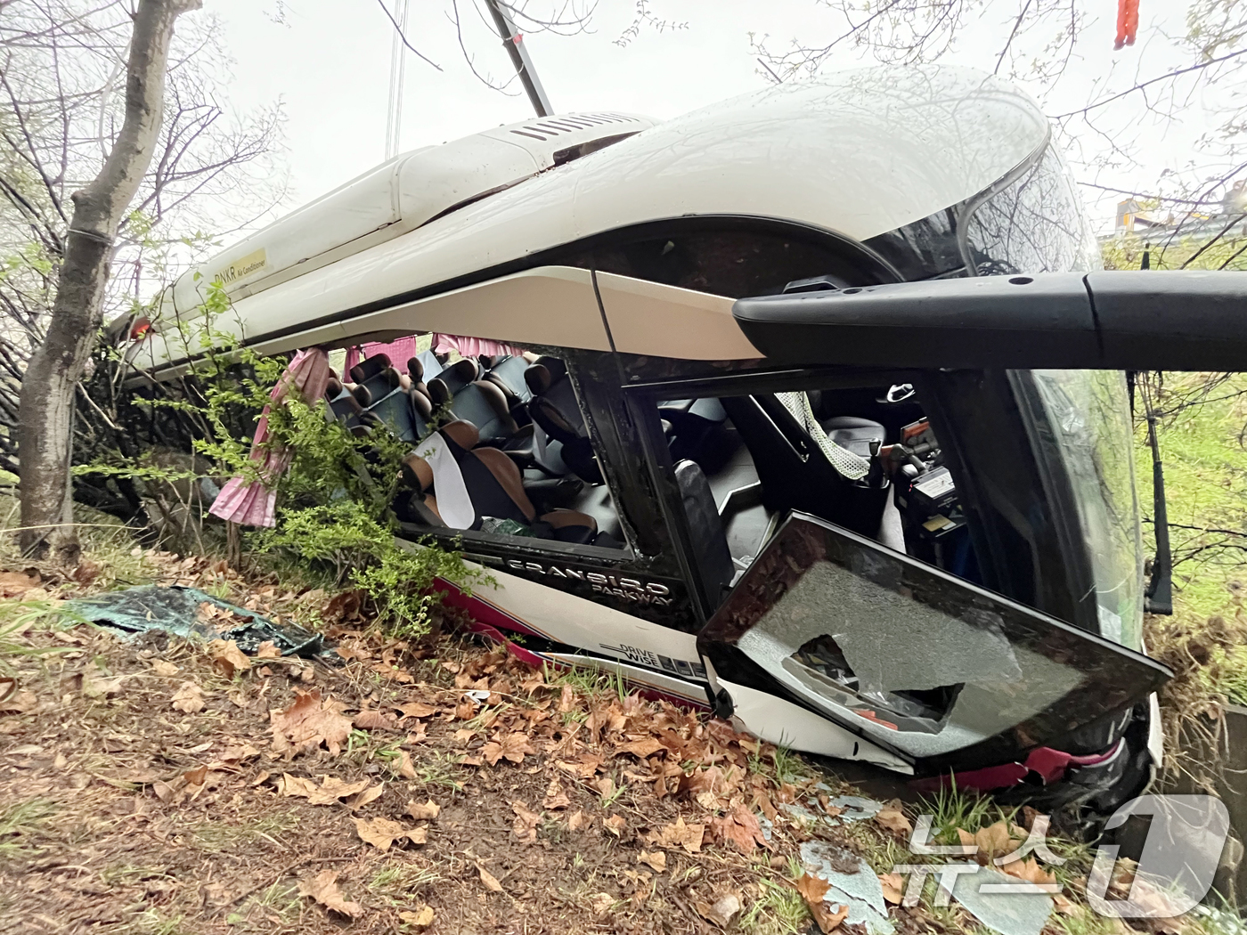 (대구=뉴스1) 공정식 기자 = 6일 오후 4시 10분쯤 대구 북구 팔달동 금호분기점 인근 도로에서 8명이 탑승한 28인승 시외버스 1대가 가드레일을 들이받은 후 5m 아래로 추락 …