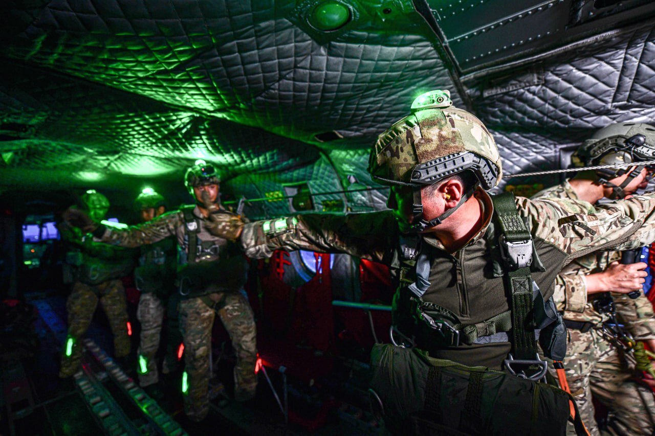 본문 이미지 - 항공구조사들이 HH-47 탐색구조헬기에서 강하 준비를 하고 있다.