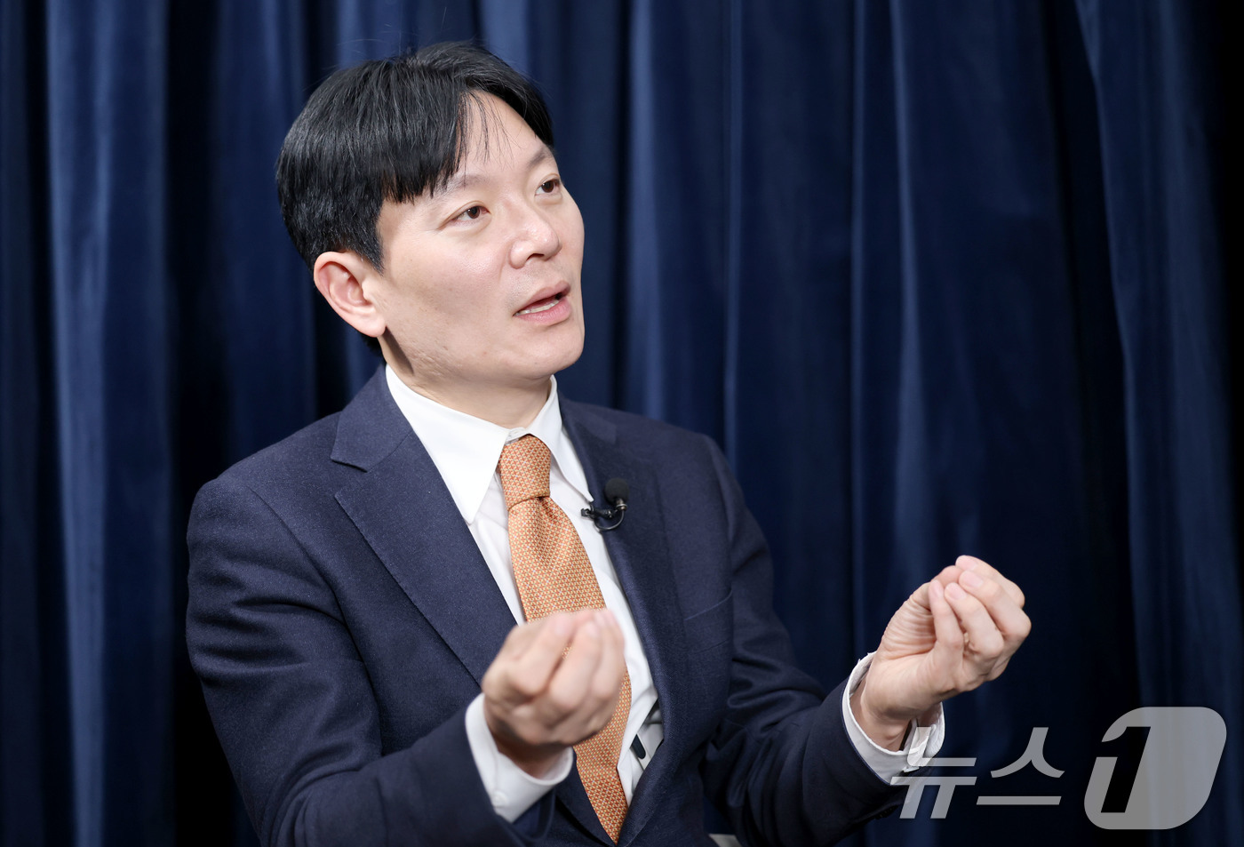 (서울=뉴스1) 이광호 기자 = 박상용 인천지검 부부장검사가 6일 오후 서울의 한 사무실에서 취재진의 질문에 답하고 있다.이날 법무부는 '쌍방울 대북송금 사건' 수사 과정에서 비위 …