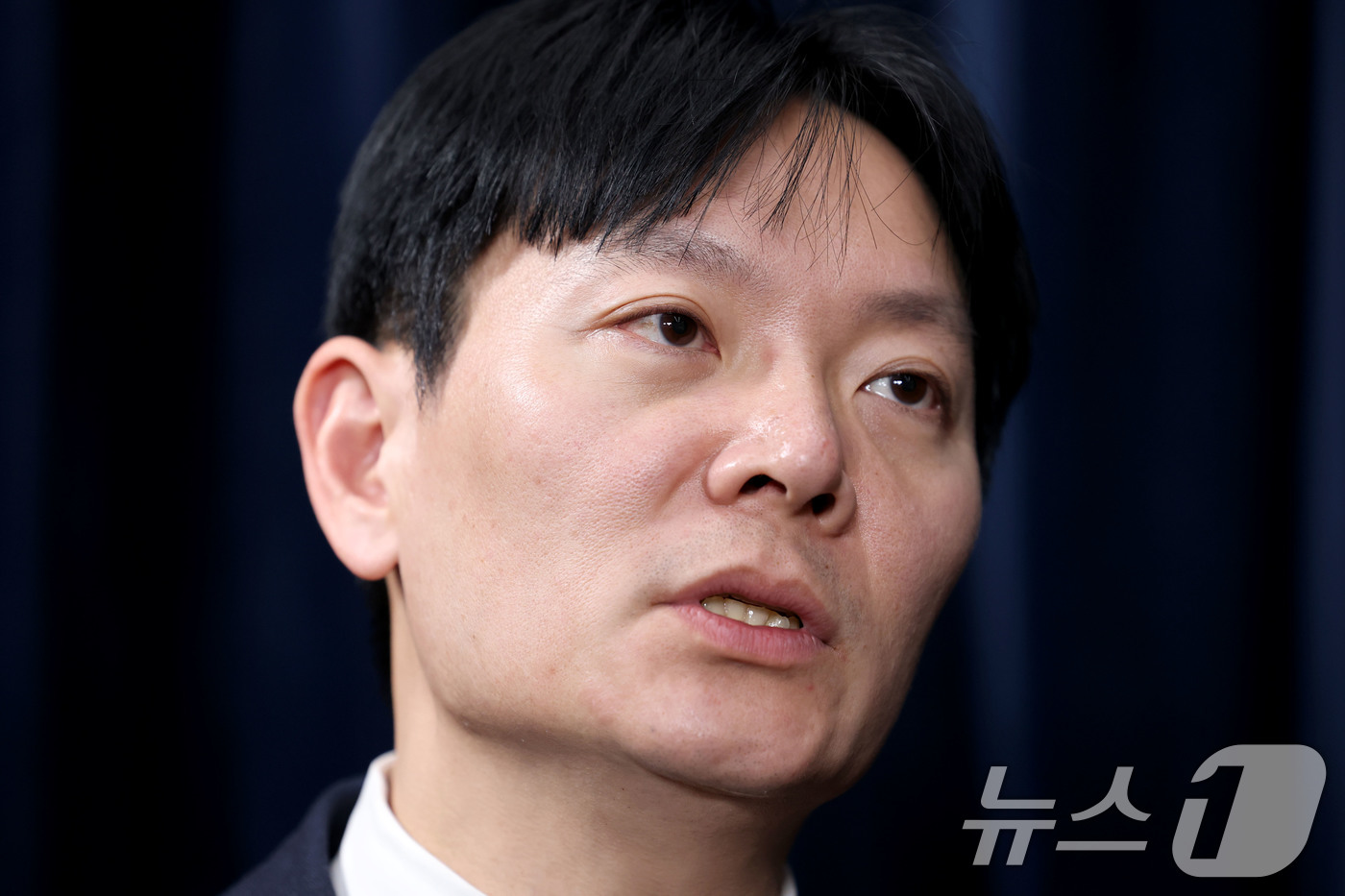 (서울=뉴스1) 이광호 기자 = 박상용 인천지검 부부장검사가 6일 오후 서울의 한 사무실에서 취재진의 질문에 답하고 있다.이날 법무부는 '쌍방울 대북송금 사건' 수사 과정에서 비위 …