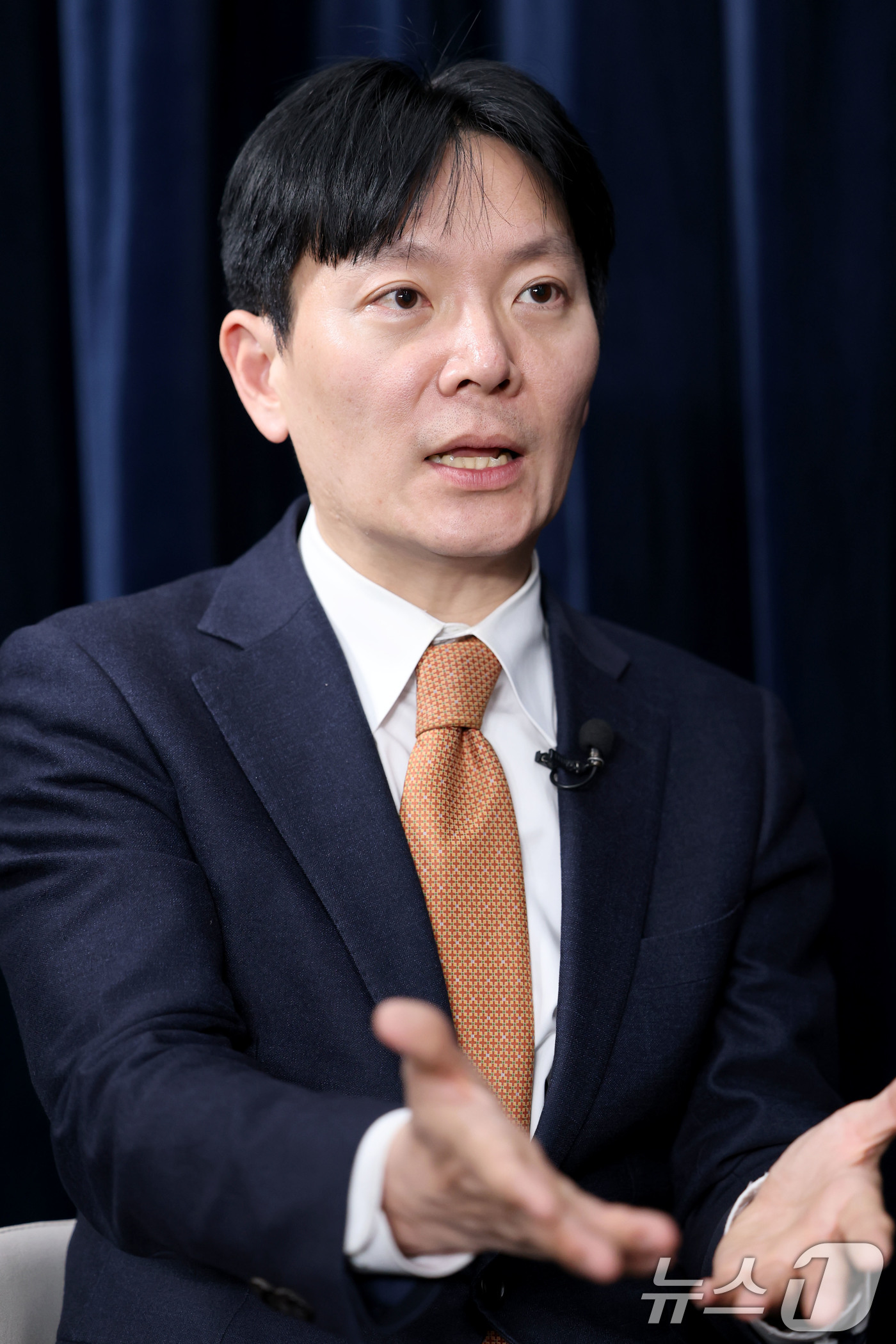 (서울=뉴스1) 이광호 기자 = 박상용 인천지검 부부장검사가 6일 오후 서울의 한 사무실에서 취재진의 질문에 답하고 있다.이날 법무부는 '쌍방울 대북송금 사건' 수사 과정에서 비위 …